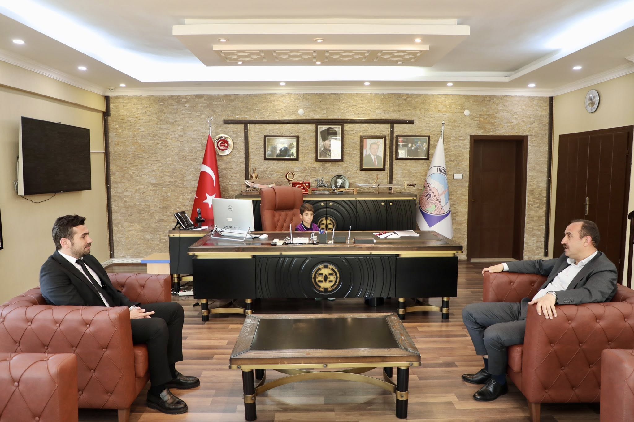 Belediye Başkanımız Av. Mustafa İlmek, Eşi Sn. Sevim İlmek, İlçe Kaymakamımız Sn. Ömer Said Karakaş, Eşi Sn. Tuğçe Karakaş ve değerli ilçe protokolünün katılımıyla 23 Nisan Ulusal Egemenlik ve Çocuk Bayramı İlçe Stadyumunda düzenlenen programla coşkuyla k