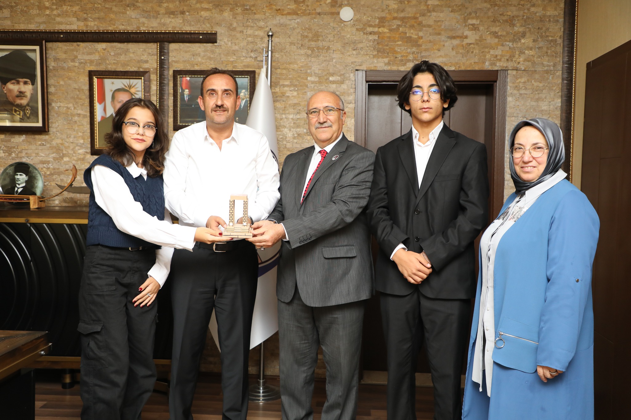 1915 Çanakkale Savaşı Şehit ve Gazi Yakınları Yardımlaşma ve Dayanışma Derneği Kurucu Başkanı Sn. Rıza Yağar ile Dernek Yönetim ve Gençlik Kurulu Üyeleri Belediye Başkanımız Av. Mustafa İLMEK' i makamında ziyaret etti.