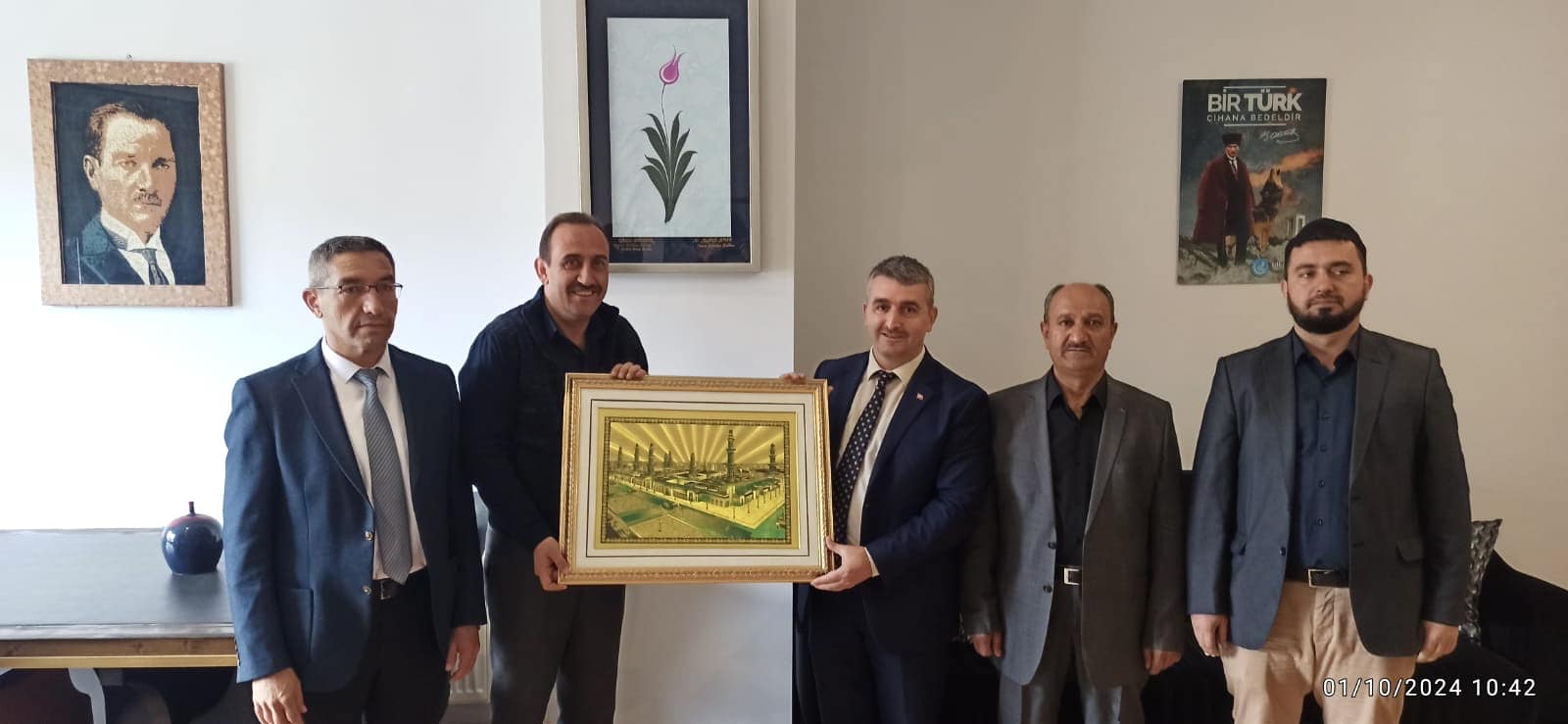 İlçe Müftümüz Sn. Muhammet ERTUĞAY ve beraberindeki heyet Camiler ve Din görevlileri haftası sebebiyle Belediye Başkanımız Av. Mustafa İLMEK' i ziyaret etti.