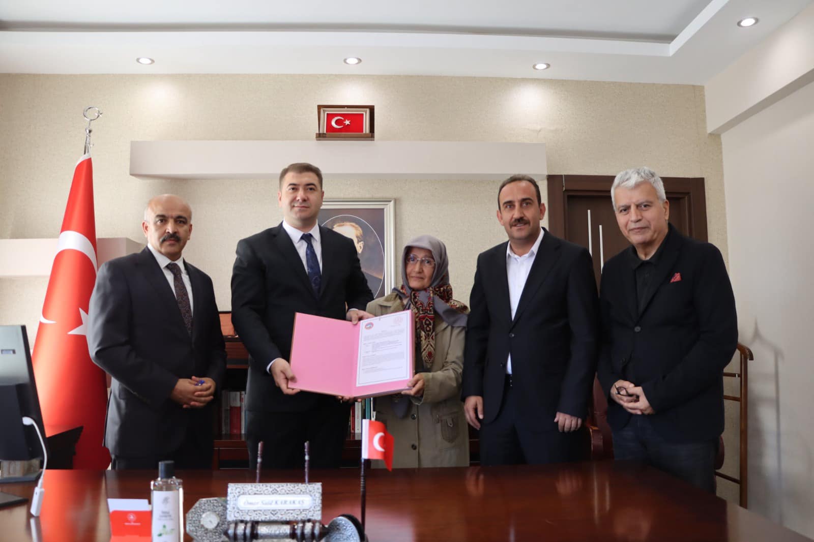 İlçemiz Karakoyunlu mahallesinde eğitim öğretime kapalı durumda bulunan okulumuz İlçemiz hayırseverlerinden Atike GÖK tarafından tadilatı yapılıp Eğitim Öğretime sunulacaktır.