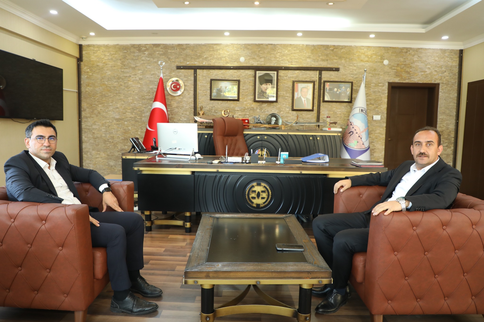İlçemiz Cumhuriyet Savcısı Sn. Ertuğrul YILMAZ Belediye Başkanımız Av. Mustafa İLMEK' i makamında ziyaret etti.