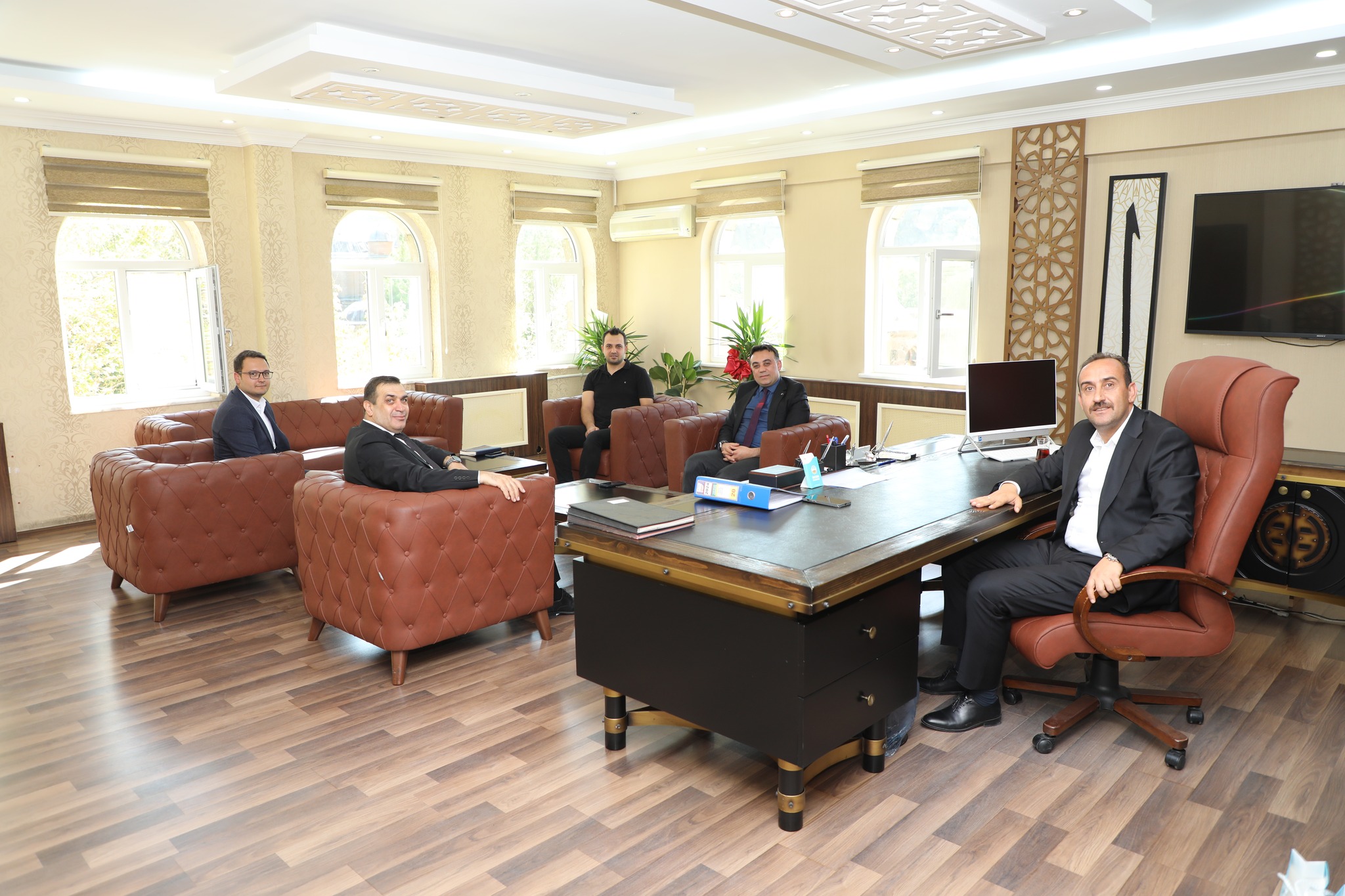 KCETAŞ Genel Müdürü Sn. Ahmet Emin KİLCİ, Dağıtım Varlıkları ve Şebeke İşletme Müdürü Sn. Şevket TAŞ, 2024, Belediye Başkanımız Av. Mustafa İLMEK' i makamında ziyaret etti.