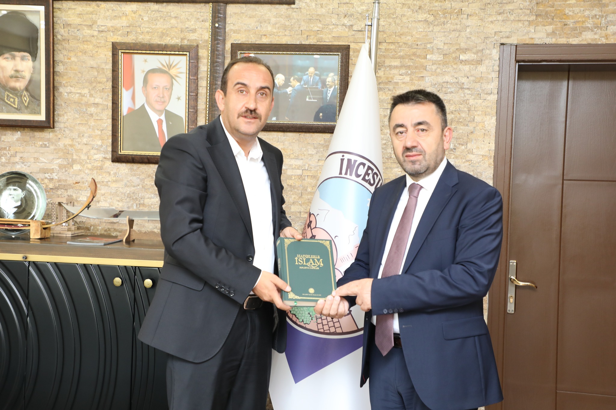 Kayseri İl Müftümüz Sn. Durmuş AYVAZ, Belediye Başkanımız Av. Mustafa İLMEK' i makamında ziyaret etti.