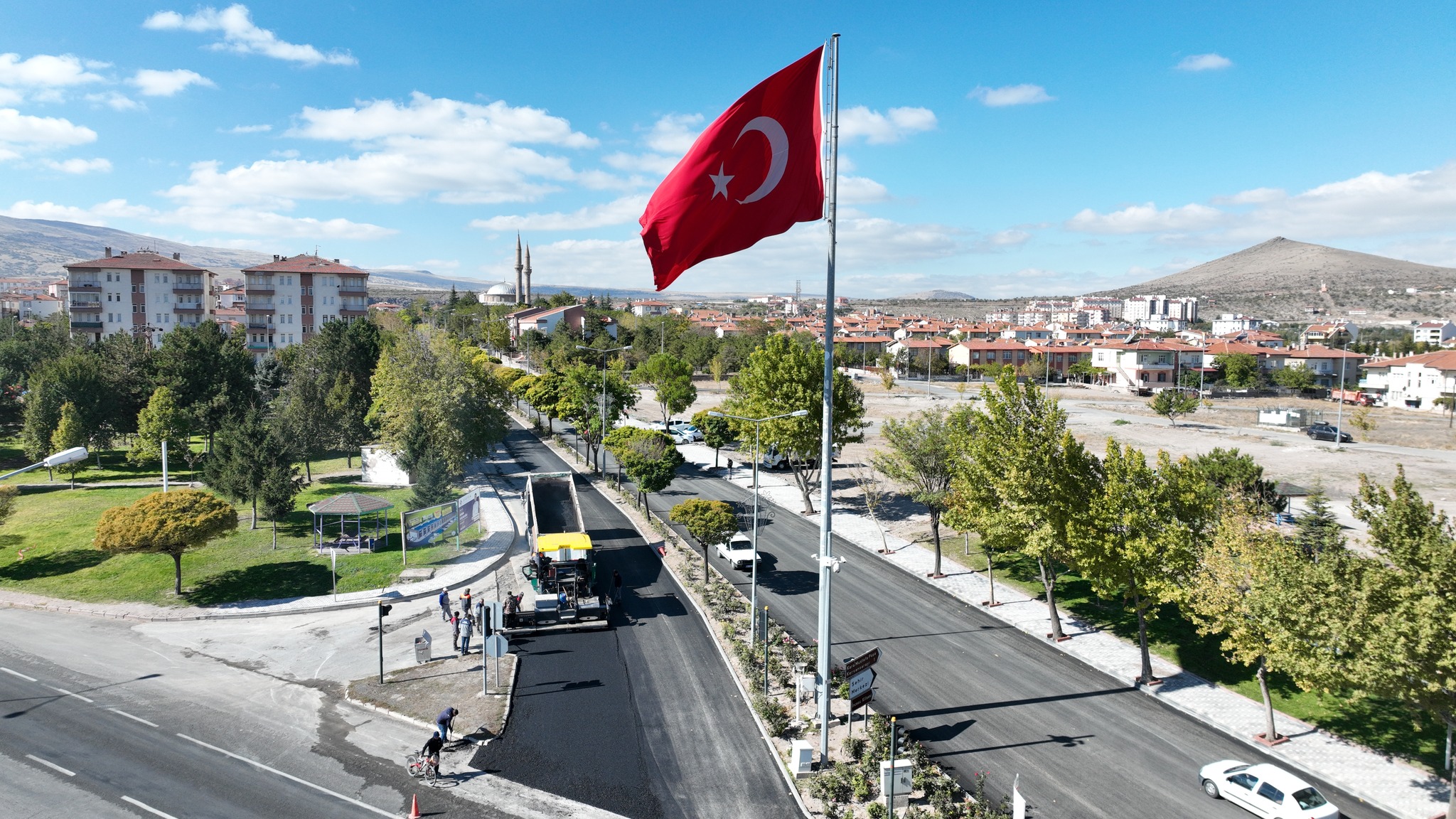 6 noktada 13 araç 40 personel ile yarım asırlık asbestli boruların değiştirilerek sağlıklı alt yapı kazandırdığımız Bayraklı girişi çehresini değiştirmeye devam ediyoruz.