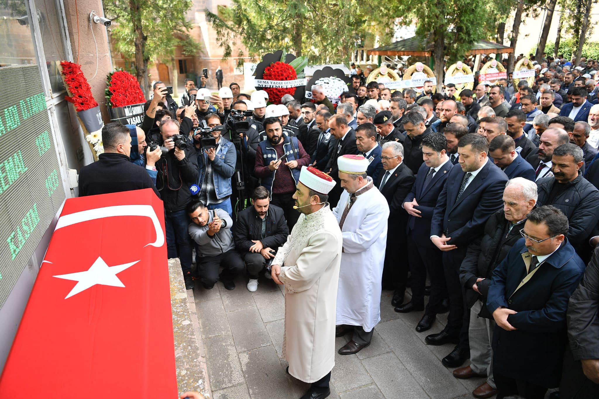 Belediye Başkanımız Av. Mustafa İLMEK, Milli Savunma Bakanımız merhum Sn. Sabahattin Çakmakoğlu'nun cenaze namazına katıldı.
