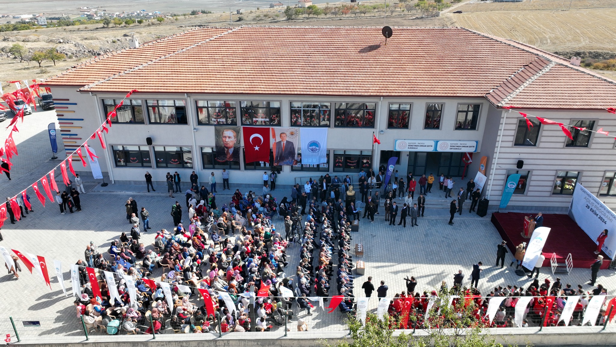 Saraycık Mahallemize yaptırılan 210 öğrencimizin eğitim gördüğü Öğretmen Ümran Şefik İlköğretim okulunun resmi açılışına katıldı. Hayırlı olsun Saraycık...