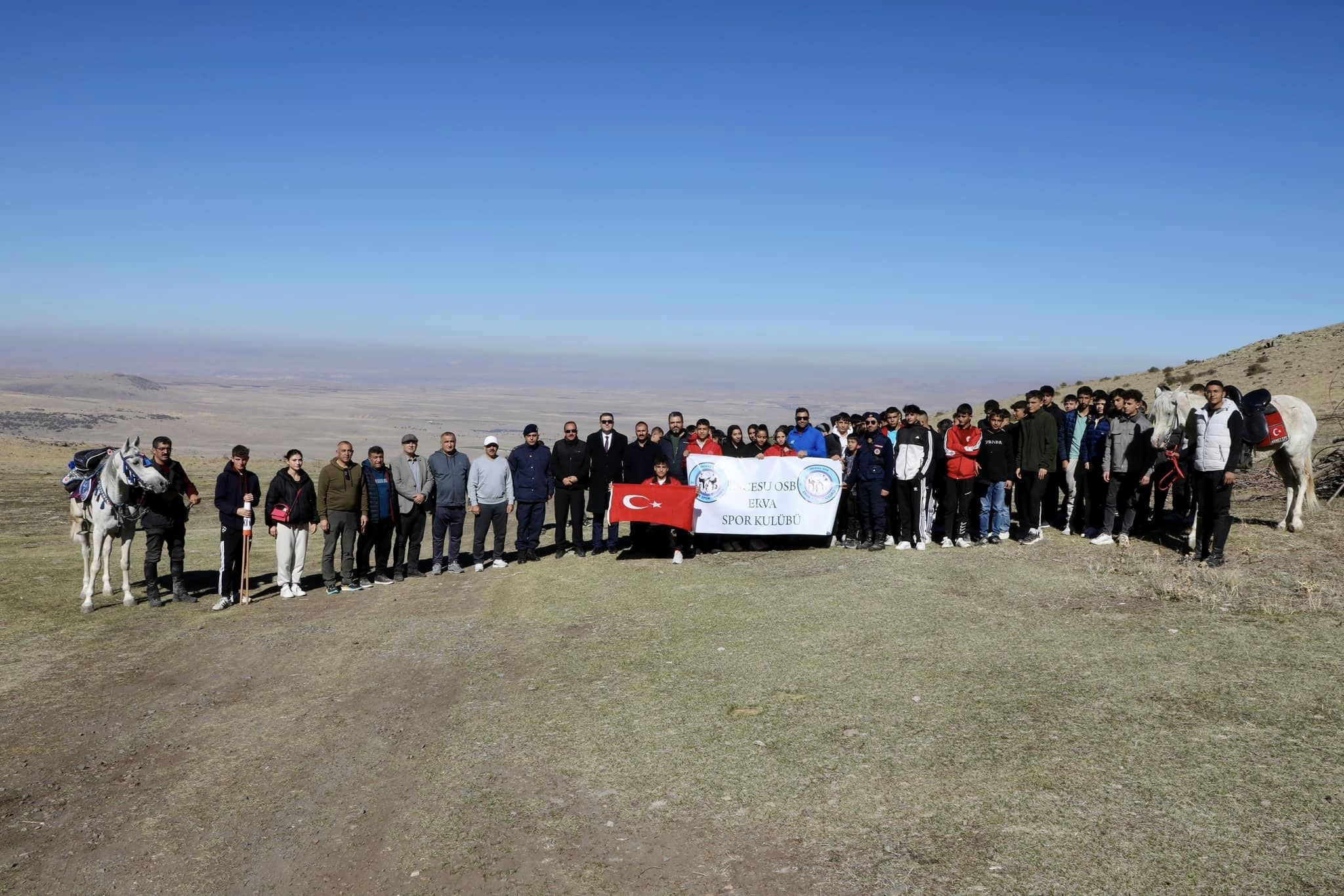 29 Ekim Cumhuriyet Bayramı nedeniyle Gençlik ve Spor İlçe Müdürlüğü tarafından Tekke Dağına doğru düzenlenen 'Cumhuriyet Doğa Yürüyüşü' etkinliğine katıldı.