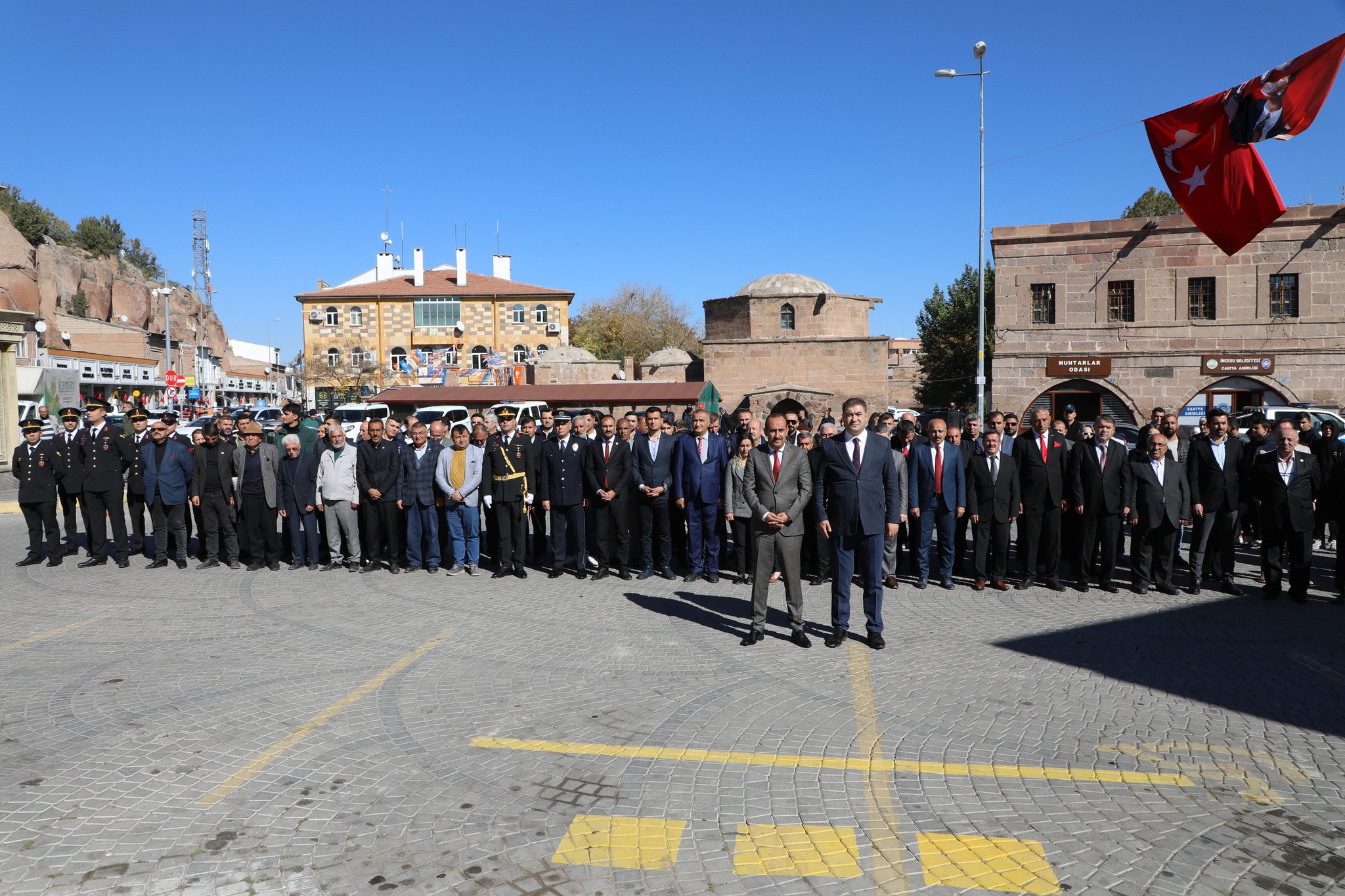 İlçe Protokolü 29 Ekim Cumhuriyet Bayramı nedeniyle Atatürk Anıtına çelenk sunum törenine katıldı.