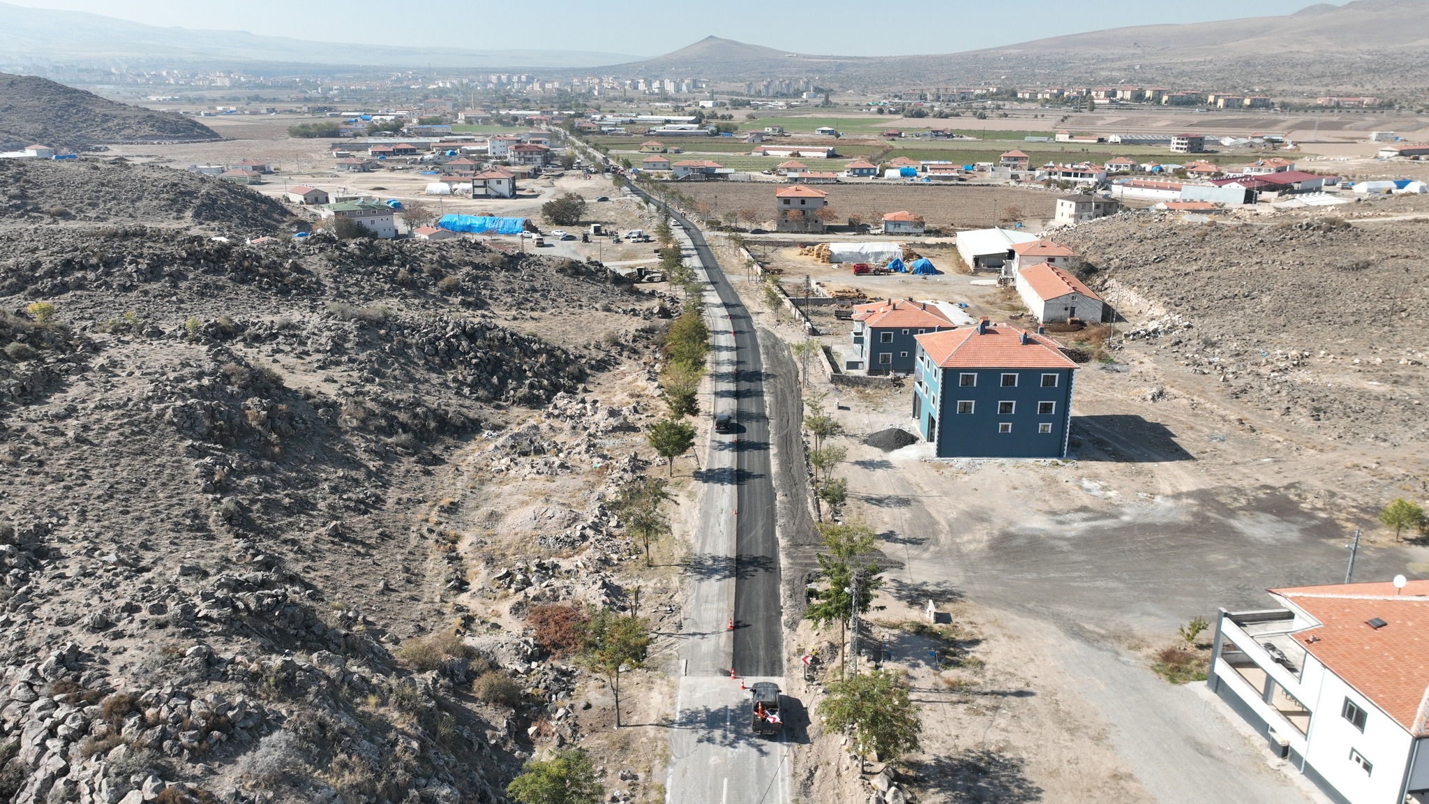 Belediye Başkanımız Av. Mustafa İLMEK, Bahçelievler mahallesi İstasyon Mevkiinde bu sabah itibariyle başlayan Sıcak Asfalt çalışmalarını yerinde inceledi.