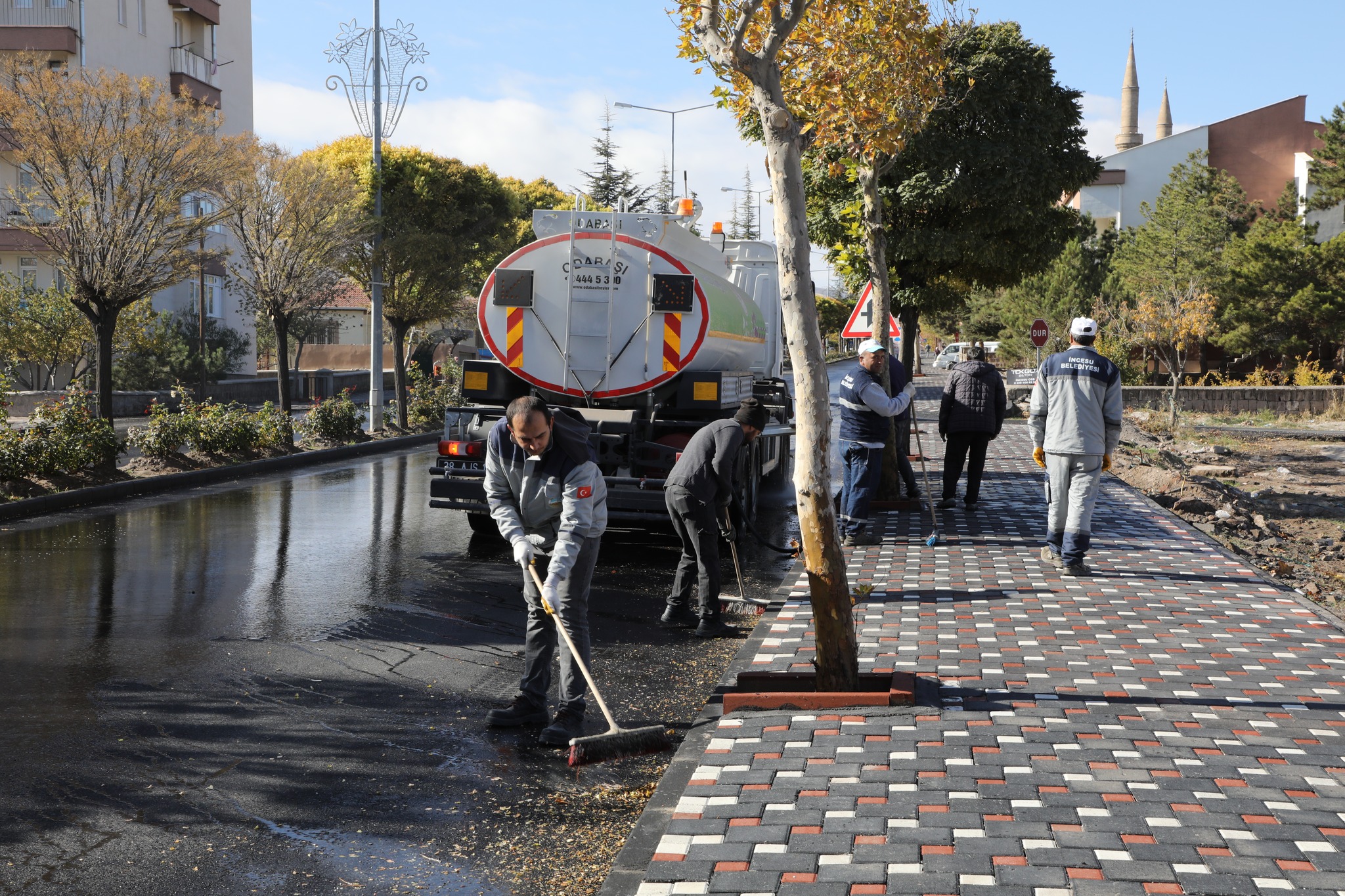 Asırlık alt yapı sorununun çözüme kavuşturulduğu ilçemizde sıcak asfalt çalışmalarının tamamlanmasının ardından Belediyemiz Temizlik İşleri Müdürlüğü ekipleri, yapımı tamamlanan yollarda tazyikli su ile temizlik işlemine başladı.