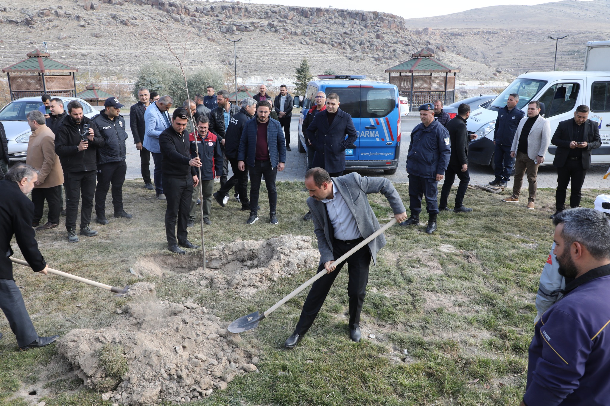 Marina çevresine ağaç ve fidan dikimi gerçekleştirildi.