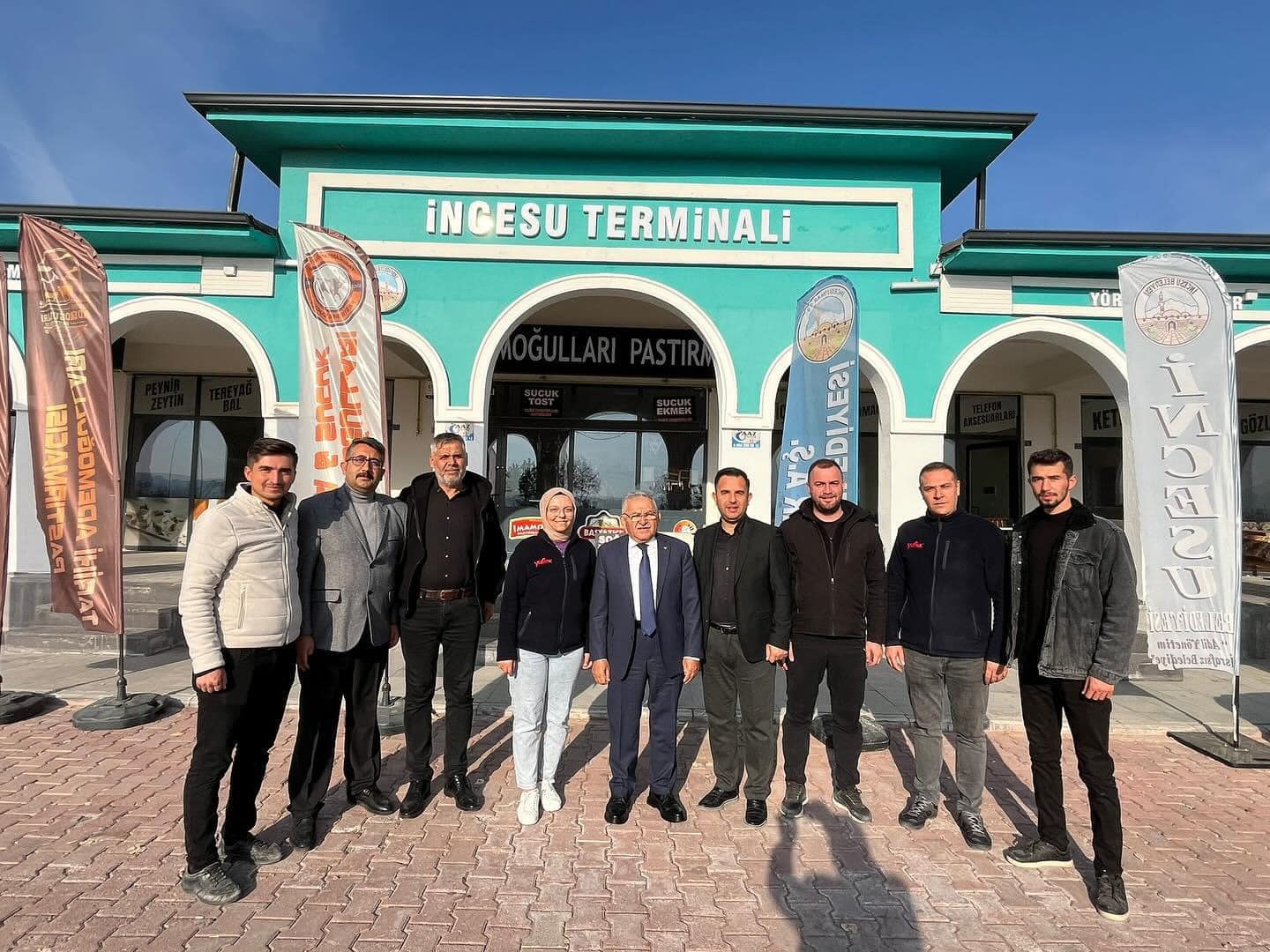 Büyükşehir Belediye Başkanımız Sn. Memduh BÜYÜKKILIÇ, Şehirlerarası geçiş noktasında bulunan ve ilçemize çok yakışan bir hizmet olan ilçe terminali, Yöresel Ürünler Pazarı ve Yufka tesisimizde incelemelerde bulundu.