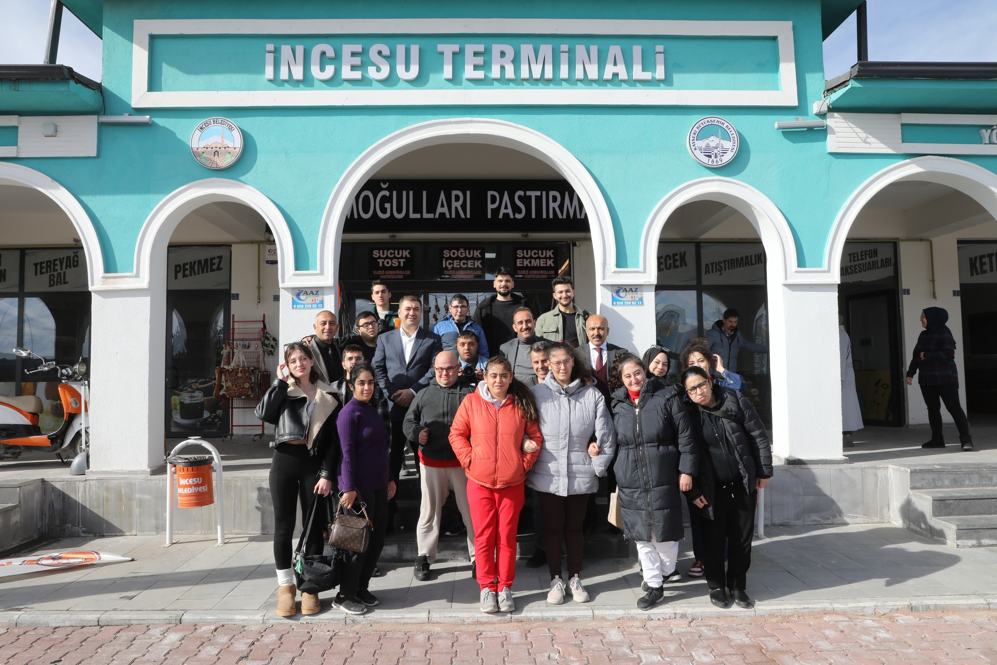 Belediye Başkanımız Av. Mustafa İLMEK, İlçe Kaymakamımız Sn. Ömer Said KARAKAŞ, Zihinsel Yetersiz Çocukları Yetiştirme ve Koruma Vakfı (ZİÇEV) öğrencileri ile Erciyes Üniversitesi öğrencilerini ağırladı.