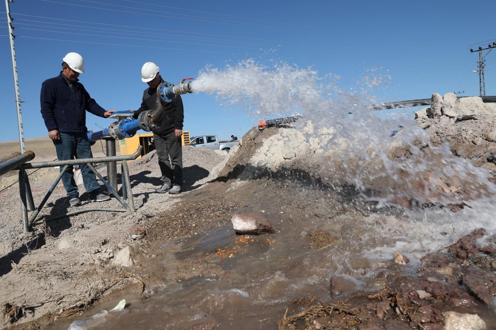 (KASKİ) Genel Müdürlüğü tarafından yeni su kaynakları arayışları kapsamında Semerkent, Karakoyunlu ve Fırınönü Mahallerindeki su iletim kapasitesi artırılması amacıyla yeni açılan sondaj kuyusu hayırlı olsun.