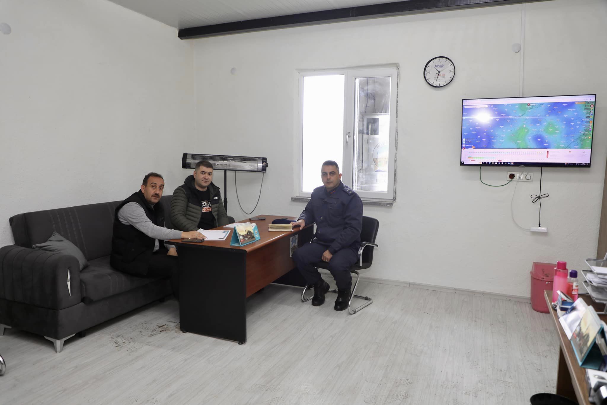 Belediye Başkanımız Av. Mustafa İLMEK, kar yağışı ve soğuk hava nedeniyle vatandaşlarımızın mağdur olmaması için istişare toplantısı yaptı.