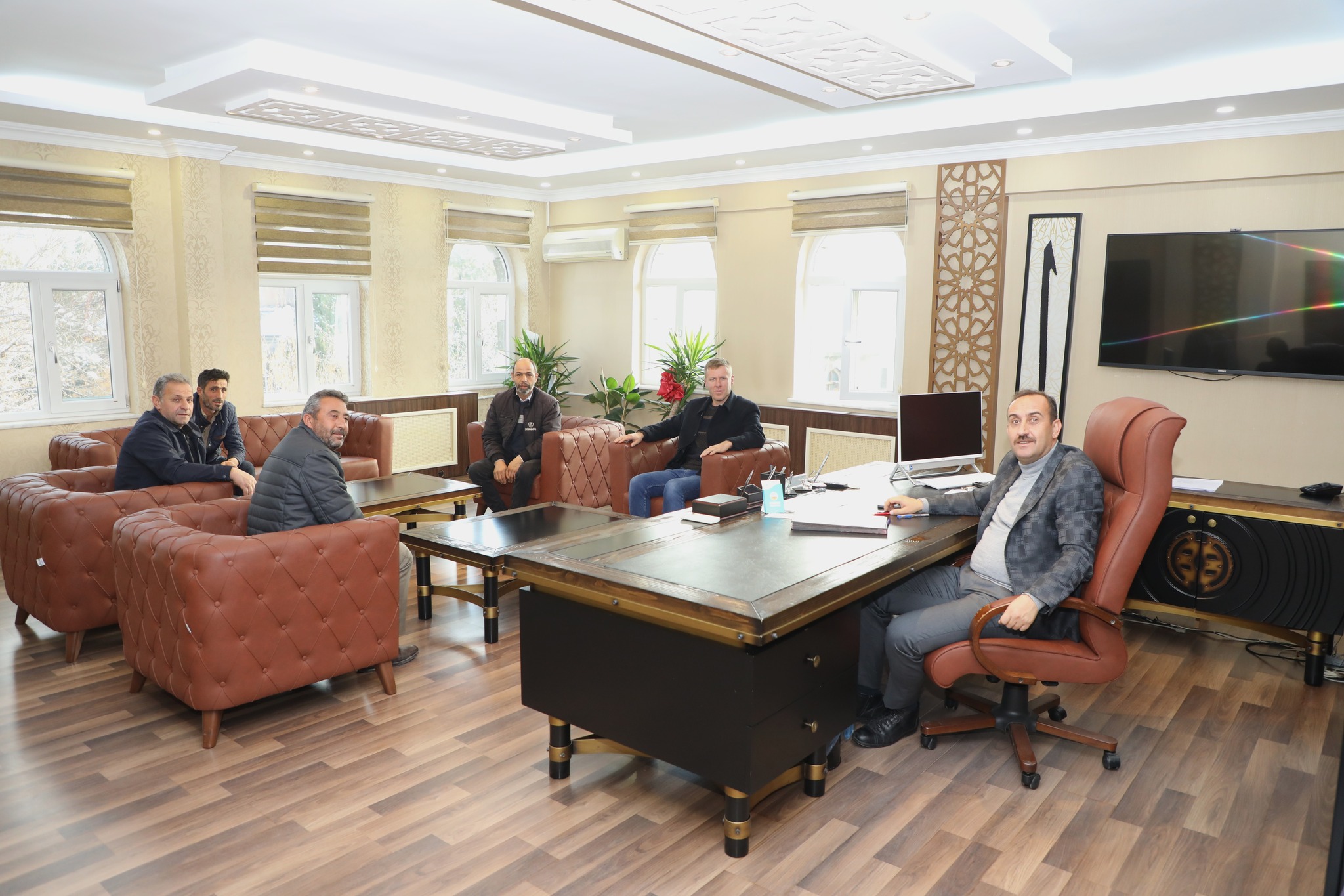 Dokuzpınar Mahalle Muhtarımız Sn. Fatih ÇELEBİ ve kıymetli mahalle sakinlerimiz Belediye Başkanımız Av. Mustafa İLMEK' i makamında ziyaret etti.