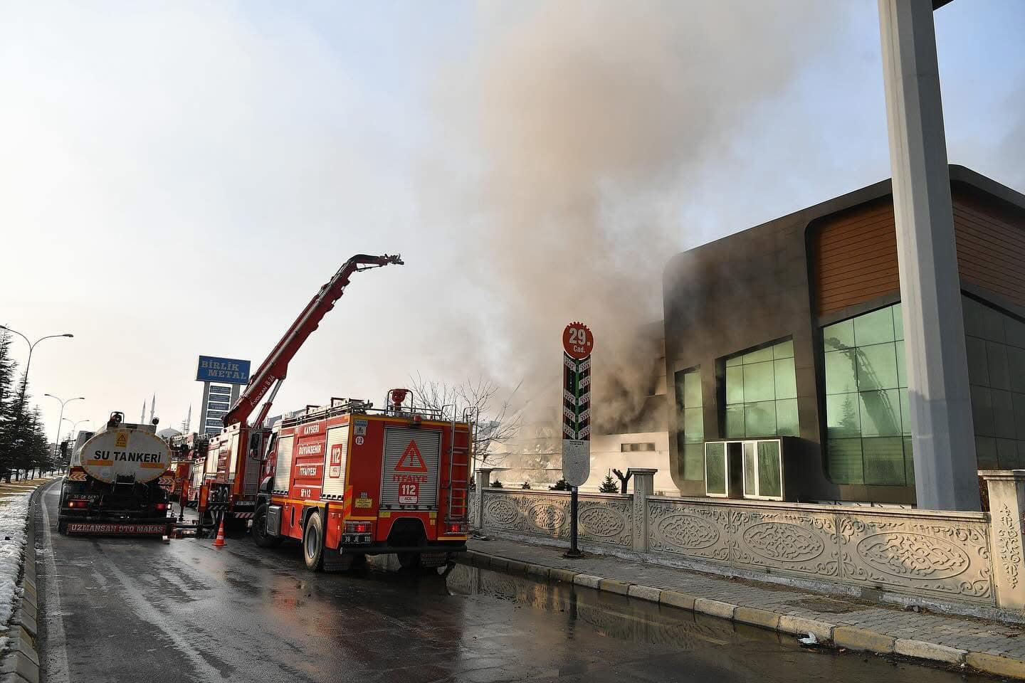 Kayseri’nin Melikgazi ilçesindeki bir fabrikada meydana gelen yangında hayatını kaybeden 3 işçimize Allah’tan rahmet, kıymetli ailelerine sabır ve başsağlığı diliyorum.