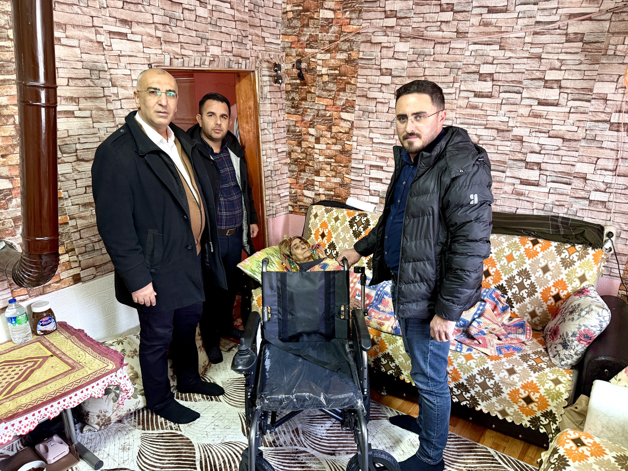 Bulgurcu mahallemizde yaşayan engelli vatandaşımız Dursun Kılıç’ın tekerlekli sandalyesini teslim ettik.