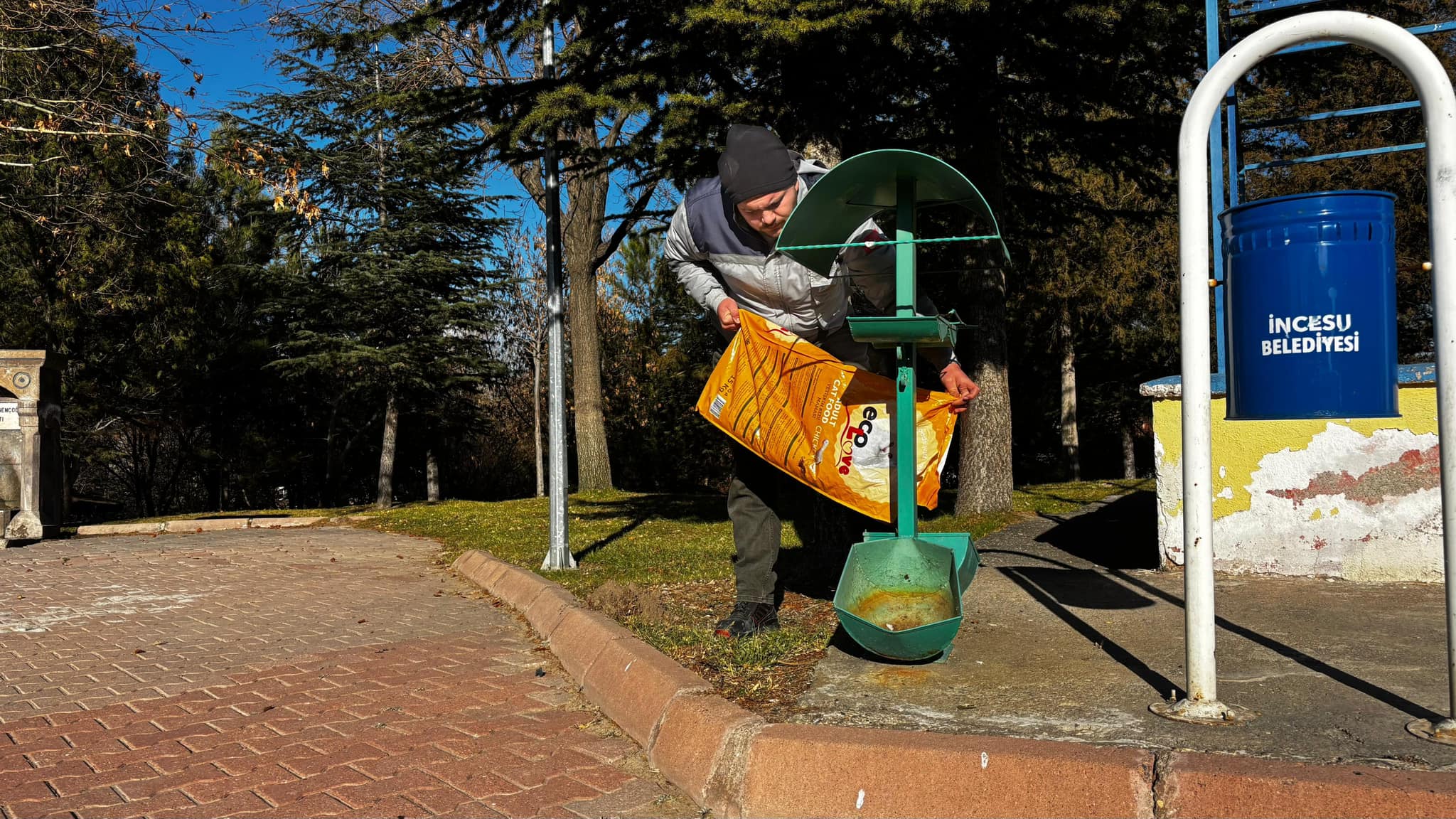 Sokak ve yaban hayvanları için yemleme çalışmasını sürdürüyoruz.