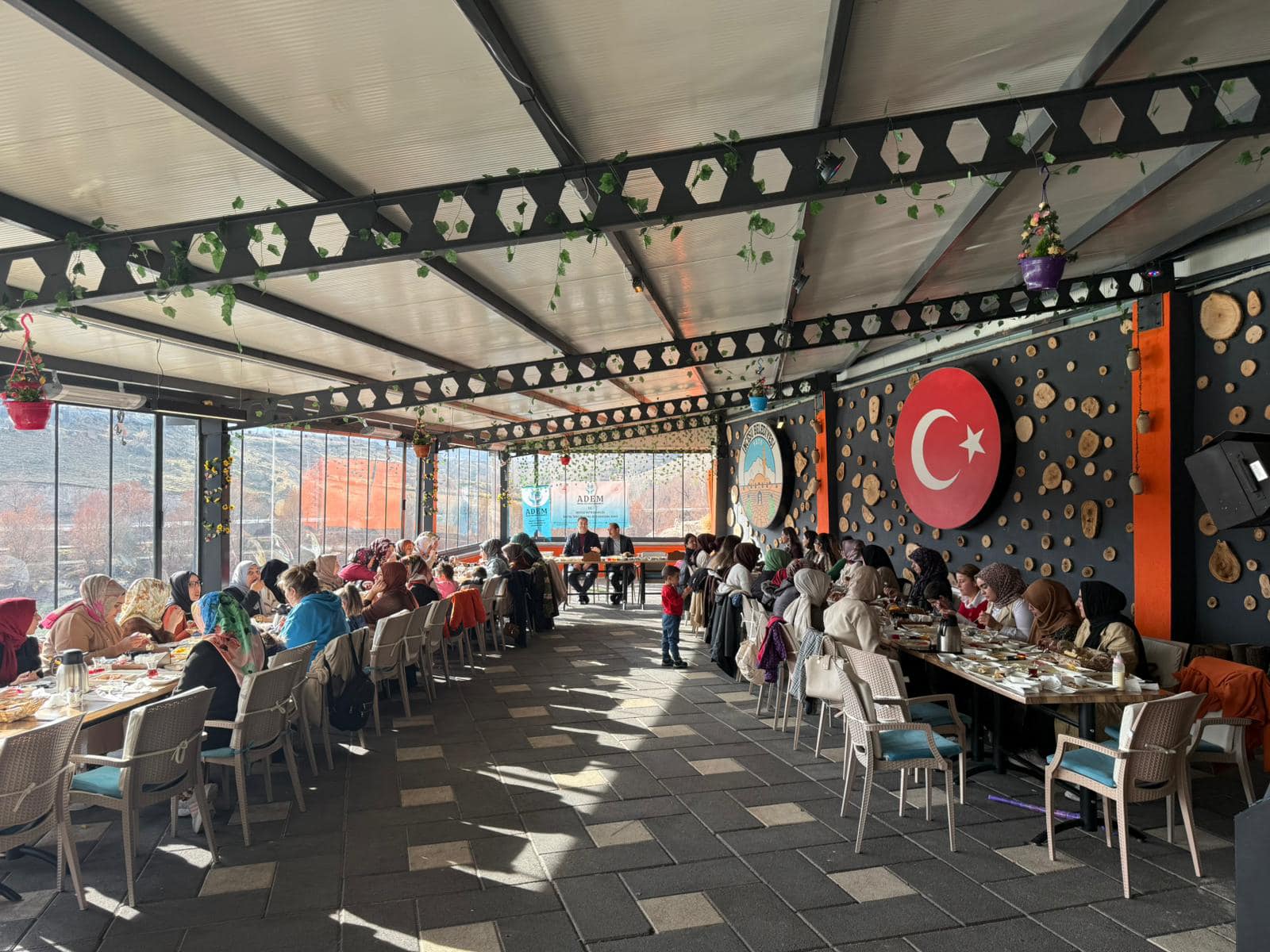 Belediye Başkanımız Av. Mustafa İLMEK, İlçe Kaymakamımız Sn. Ömer Said KARAKAŞ ile birlikte İncesu Aile Danışma Merkezi (ADEM) kursiyerlerinin davet edildiği toplantıya katıldı.