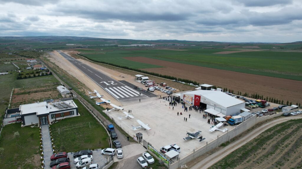 İlçemizde model uçak, microlight, gyrocopter, ultralight, planör gibi hava araçlarının uçuş ve eğitimin sağlanması için oluşturulan özel havacılık projesinin temsilcileri Sn. Hacı Ceylan ve Sn. Selim Ilık, Belediye Başkanımız Av. Mustafa İLMEK’ i makamınd