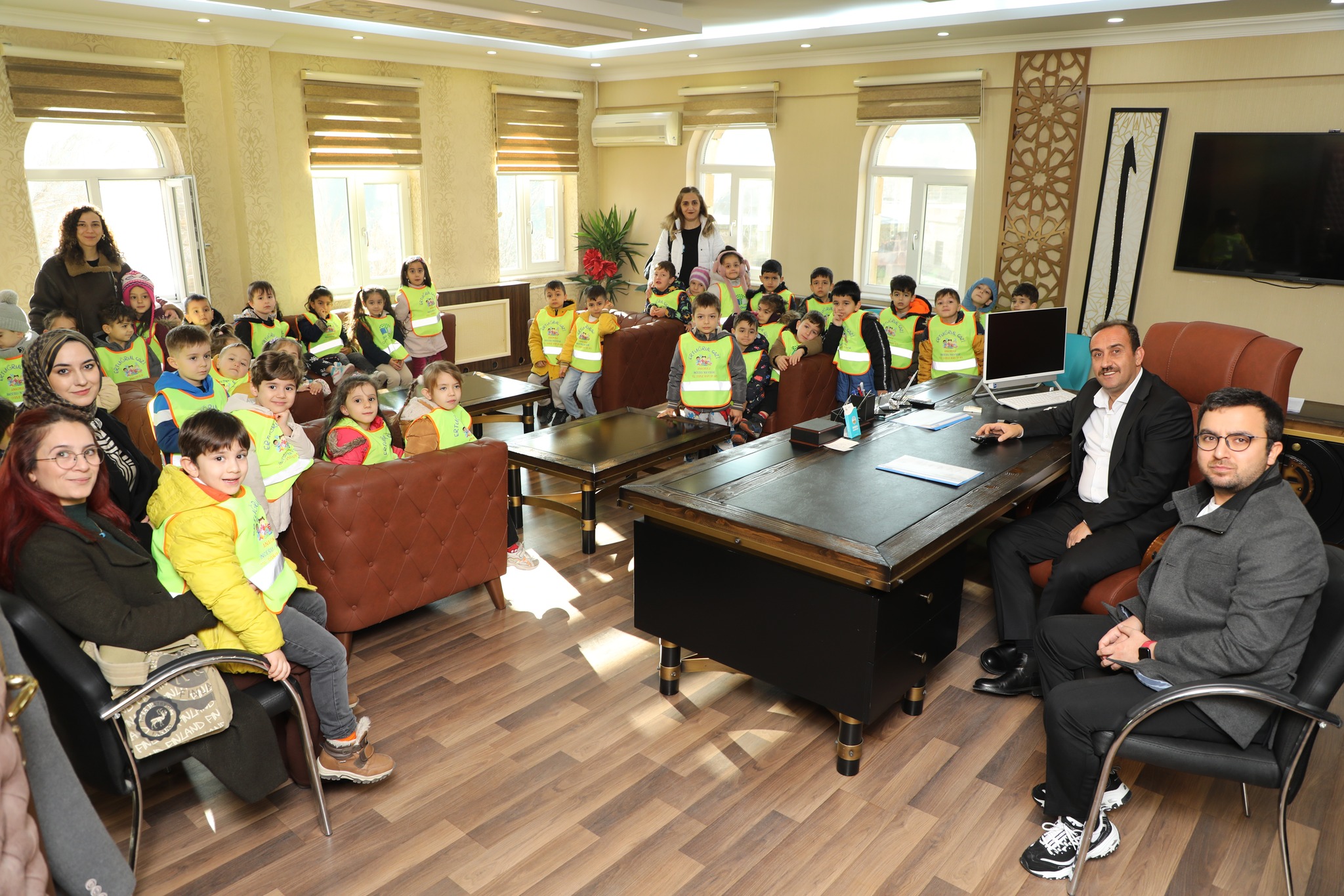 Ertuğrul Gazi Anaokulu öğretmen ve öğrencilerimiz İnsan hakları ve Demokrasi haftası kapsamında Belediye Başkanımız Av. Mustafa İLMEK’ i makamında ziyaret etti.