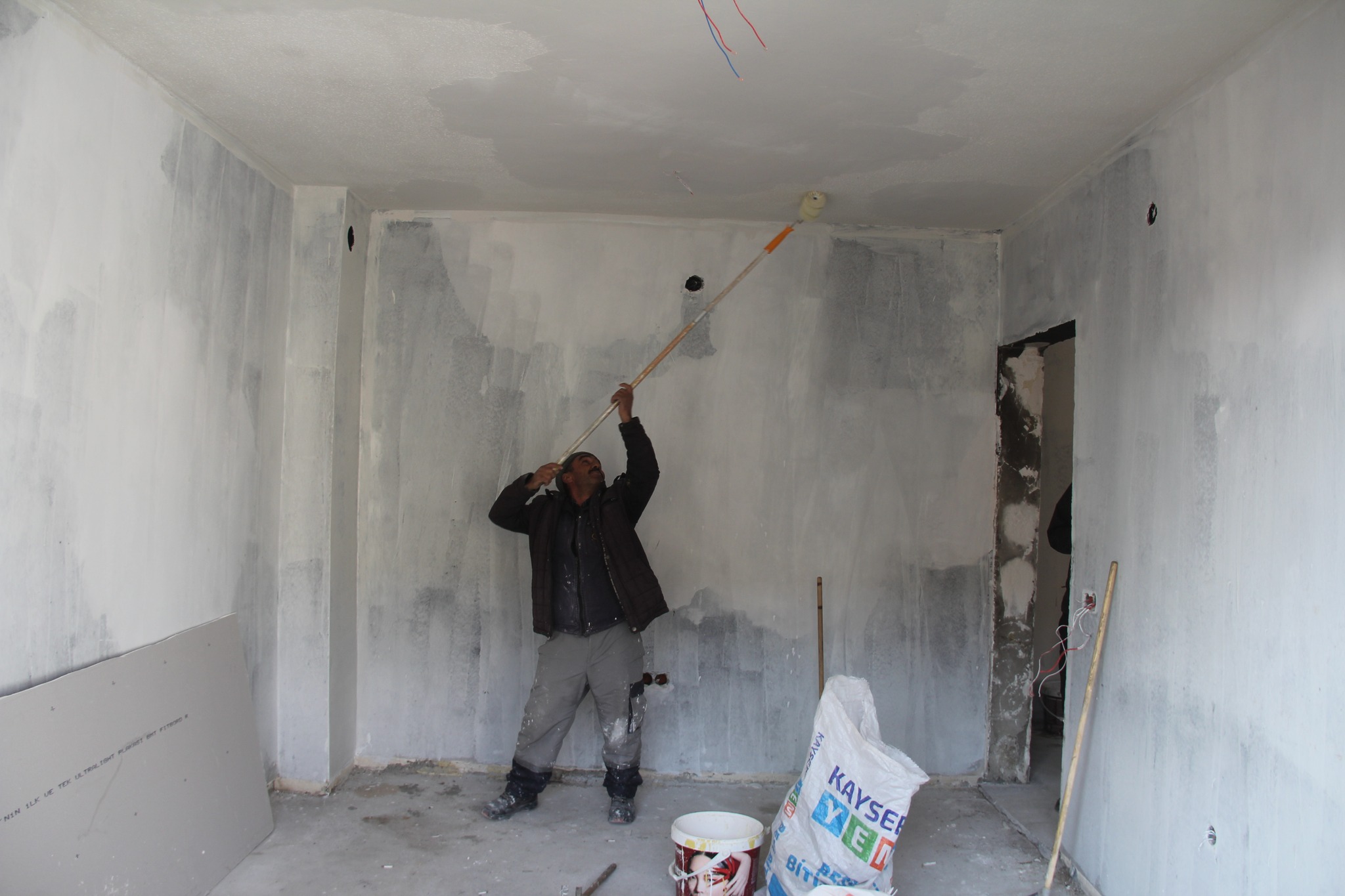 Bahçesaray mahallesinde geçtiğimiz hafta evi yanan vatandaşımızın mutlu yuvası Belediyemiz çalışanları tarafından, Kaymakamlık ve değerli halkımızın desteği ile baştan aşağı Yenileniyor.