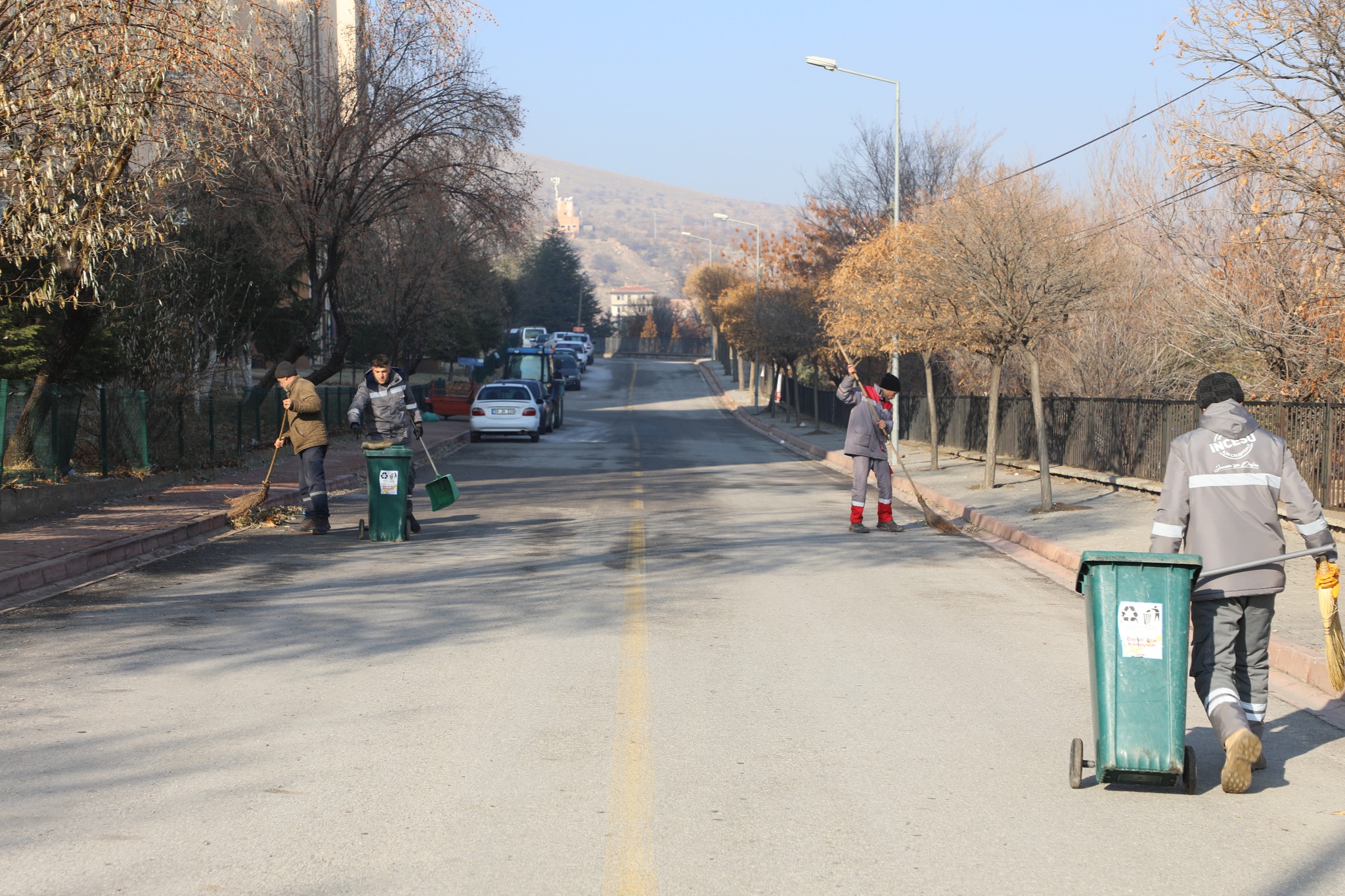 İncesu Belediyesi Temizlik İşleri Müdürlüğü ağır hava şartlarına rağmen temiz çevre bilinci ile Mezarlık TOKİ bölgemizde detaylı temizlik çalışması yapmıştır.