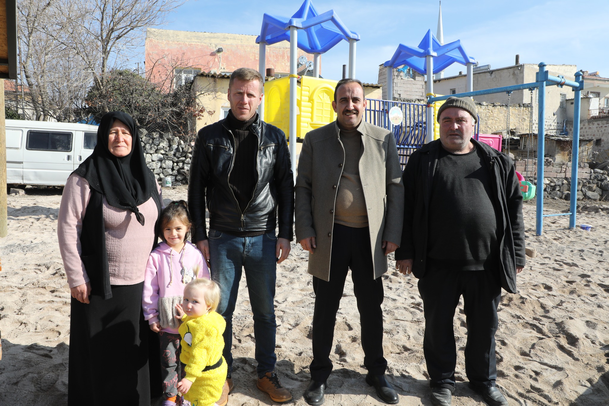 Belediye Başkanımız Av. Mustafa İLMEK, İlçemize bağlı Dokuzpınar mahallesinde yapımı devam eden oyun parkında ve bölgede incelemelerde bulunup, mahalle muhtarından bilgi aldı.