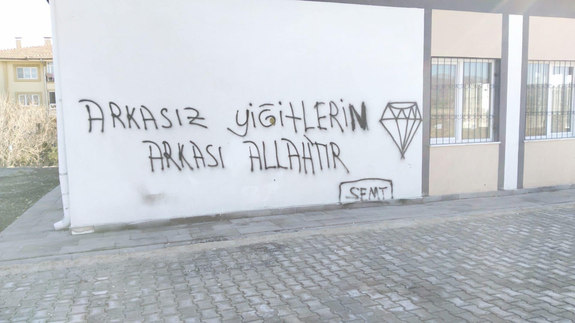 İnsan duvara yazdığı yüce Allah’tan korkar.