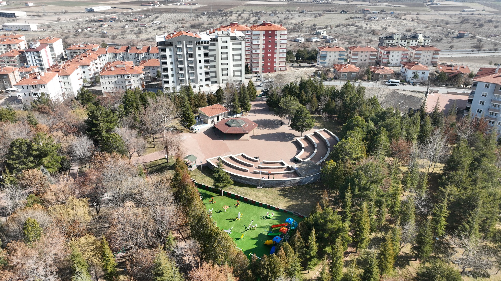 Belediye Başkanımız Av. Mustafa İLMEK, Hacettepe Parkında Bahar döneminde yapılacak Belediye Çay Bahçesi ve diğer düzenleme çalışmalarıyla ilgili incelemelerde bulundu.