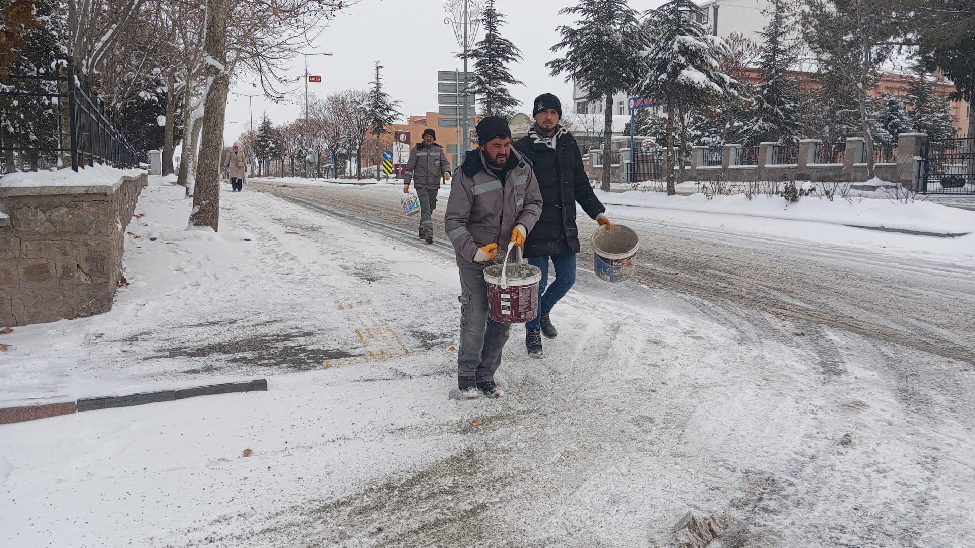 İncesu Belediyesi Temizlik İşleri Müdürlüğümüz, karla mücadele ekiplerimize destek olmak suretiyle tuzlama, kar küreme ve temizlik işlemlerini ağır hava şartlarında yerine getiriyor.