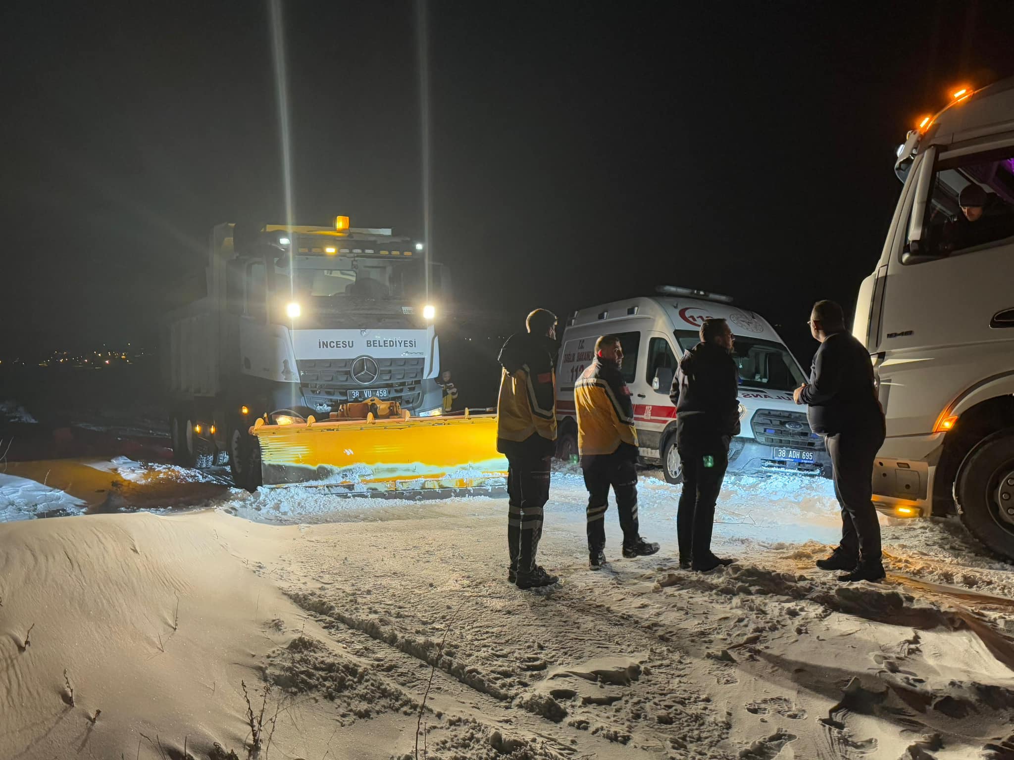 İncesu Belediyesi Karla Mücadele ekipleri ilçemize bağlı Nevşehir yolu Üçkuyu çıkışında kar ve tipi nedeniyle mahsur kalan Ambulans ve TIR’ı kurtardı.