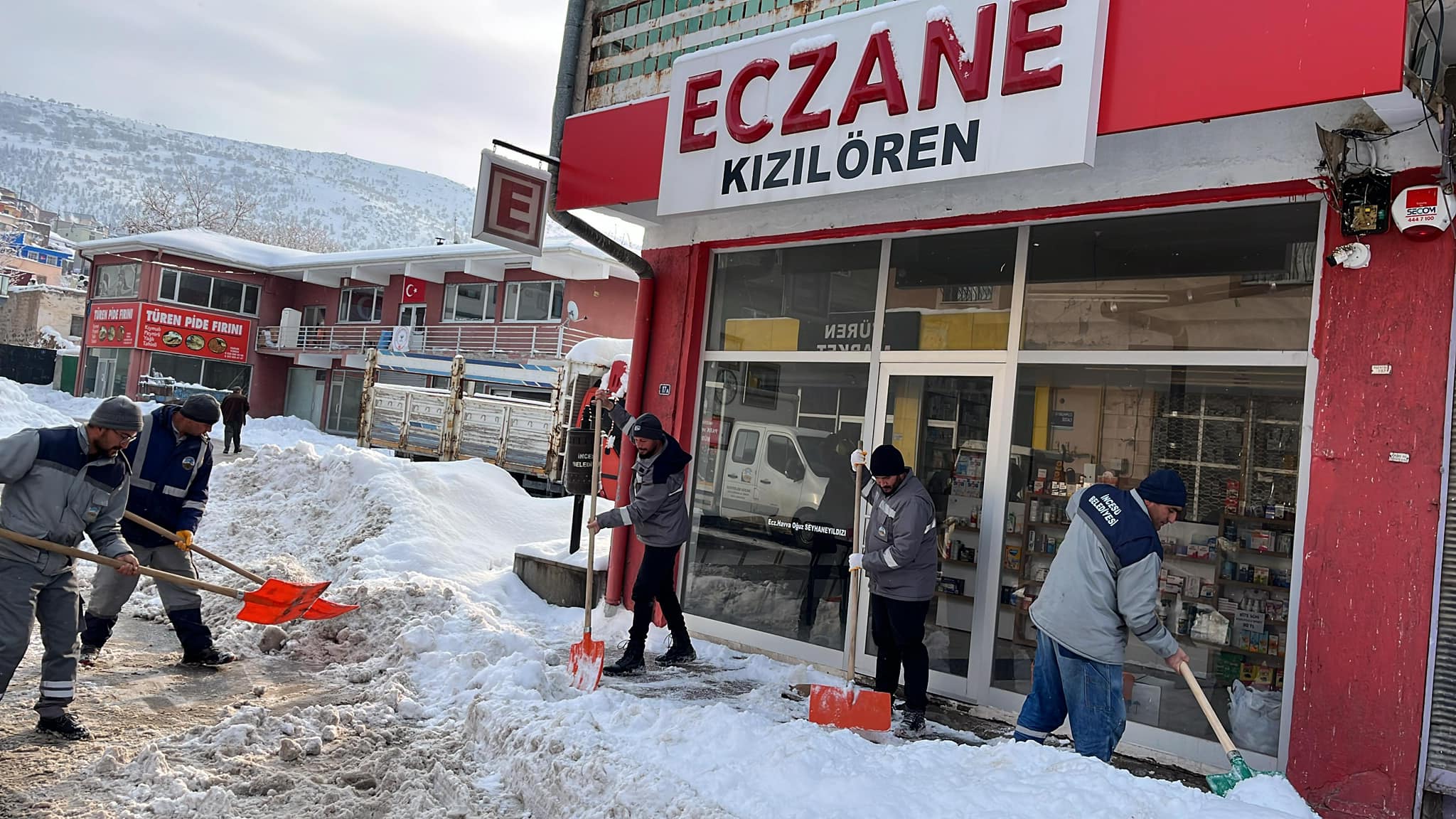 İncesu Belediyesi Temizlik İşleri Müdürlüğümüz, karla mücadele ekiplerimize destek olmak suretiyle tuzlama, kar küreme ve temizlik işlemlerini ağır hava şartlarında yerine getiriyor.