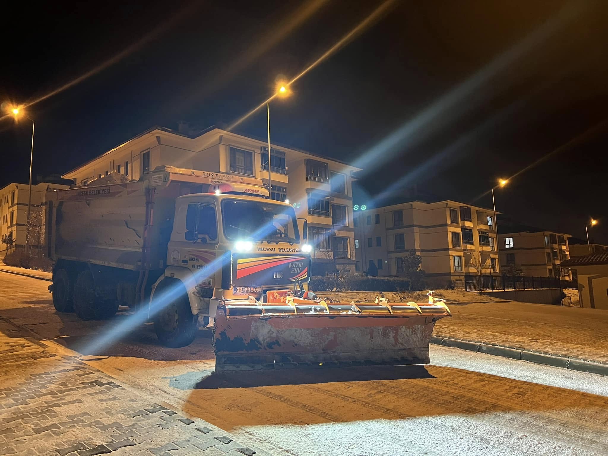 Ulaşımda aksaklık yaşanmaması adına ekiplerimiz mahallelerimizde eş zamanlı tuzlama ve kar küreme çalışmalarını sürdürmektedir.