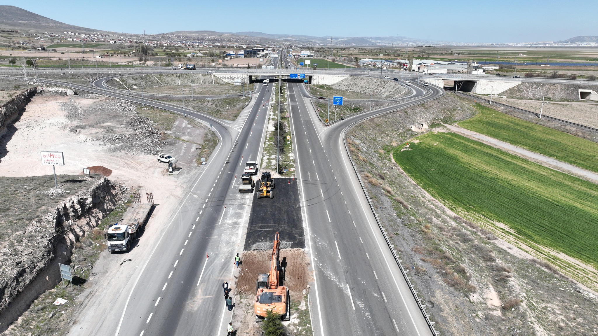 Ulaştırma ve Alt Yapı Bakanlığı, Karayolları Genel Müdürlüğü, Büyükşehir Belediye Başkanımız Sn Memduh BÜYÜKKILIÇ ve İncesu Belediye Başkanımız Sn Mustafa İLMEK’in girişimleri ile Adana çevreyolunda başlatılan 2x3 sıcak asfalt çalışması bugün itibariyle b