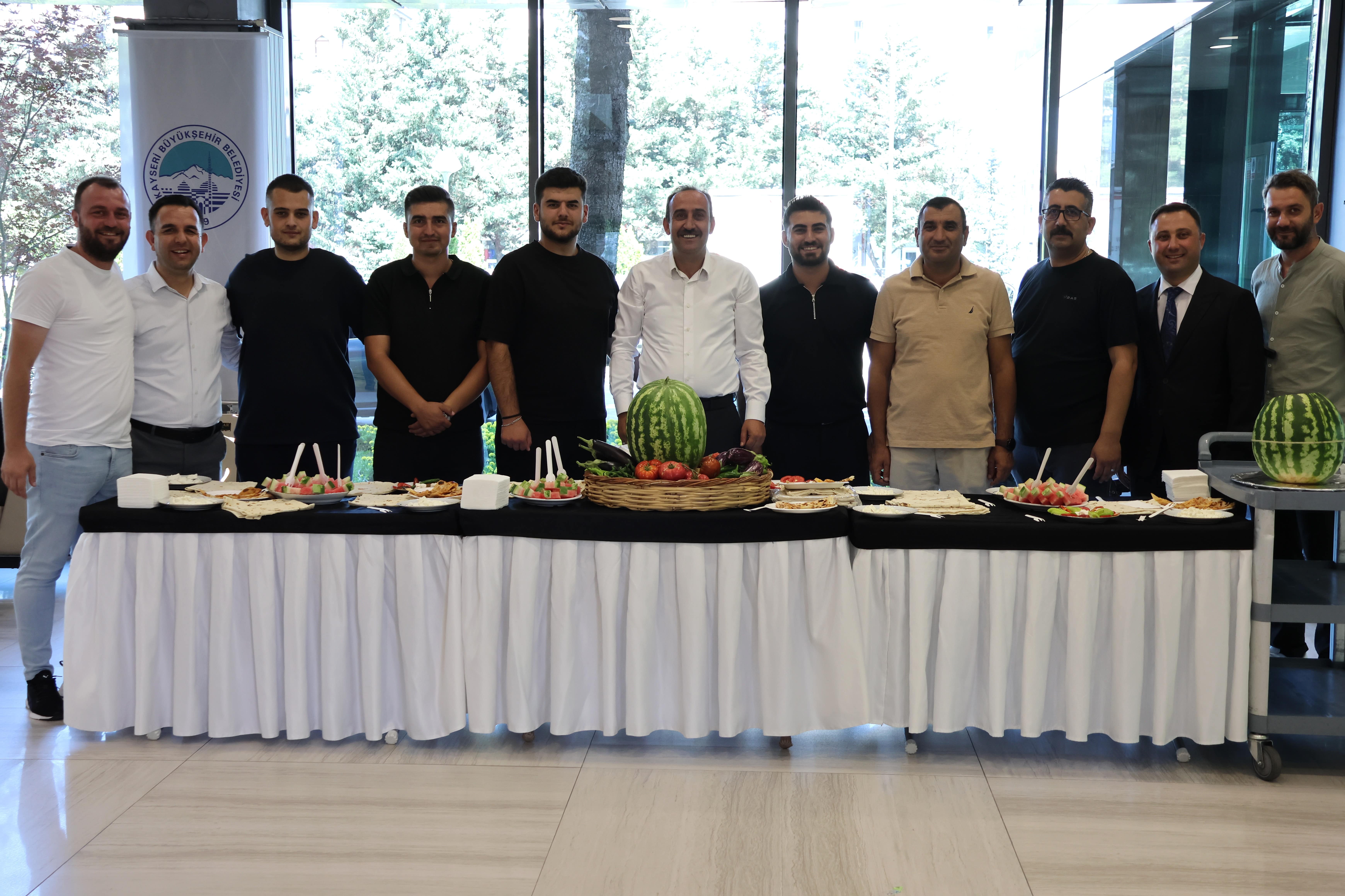 İncesu’nun bereketli topraklarında çiftçilerin binbir emekle yetiştirdiği hasat ürünleri Büyükşehir Belediye Meclisinde düzenlenen Hasat Lansmanı ile tanıtıldı. Karpuz üretiminde Kayseri’de söz sahibi olan İncesumuz, sebze, yufka ve peynirden oluşan sergi