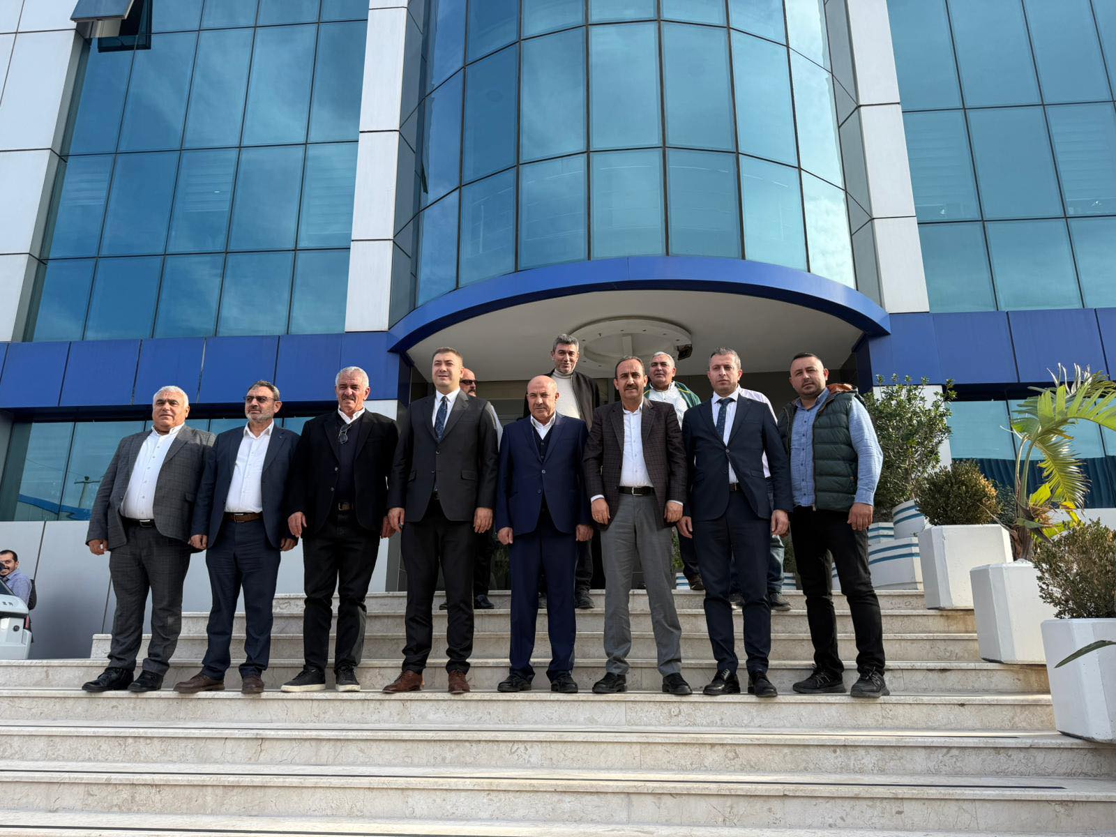 Adana OSB’de yüzlerce kişiye istihdam sağlayan hemşerimiz hayırsever Oğuz Tekstil Yöneticisi Sn. Yusuf UÇURUM’u makamında ziyaret etti.