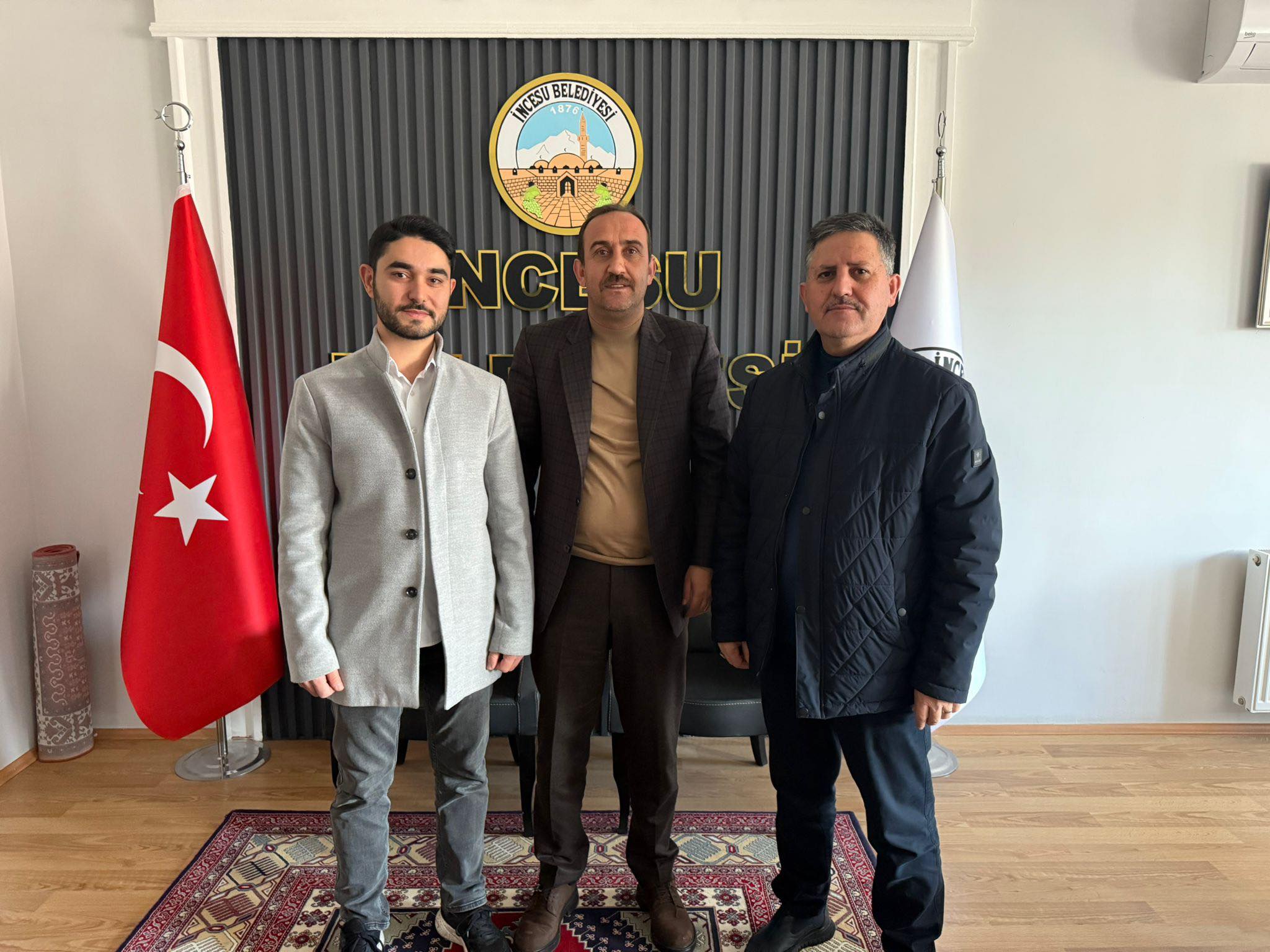 TUGVA İncesu Temsilcisi Sn. Emrullah Özdemir, AK Parti İlçe Başkanımız Sn. Mehmet Koç’un da hazır bulunduğu programda, Belediye Başkanımız Av. Mustafa İLMEK’i ziyaret etti. Nazik ziyaretleri için teşekkür ederiz.