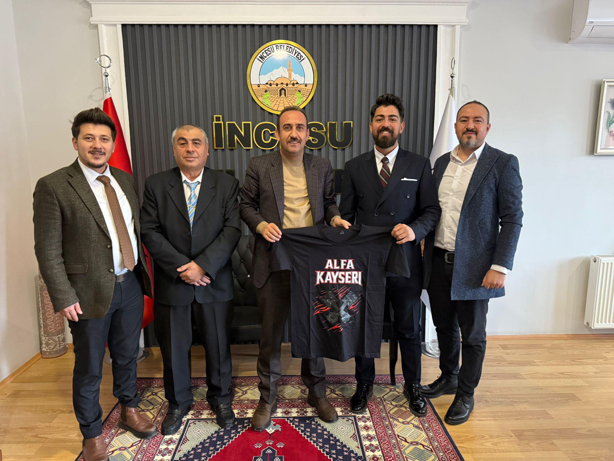 ALFA Kayseri Motorsiklet Kulübü Dernek Kurucusu Sn. Mert UYSAL ve yönetimi, Belediye Başkanımız Av. Mustafa İLMEK’i ziyaret etti.