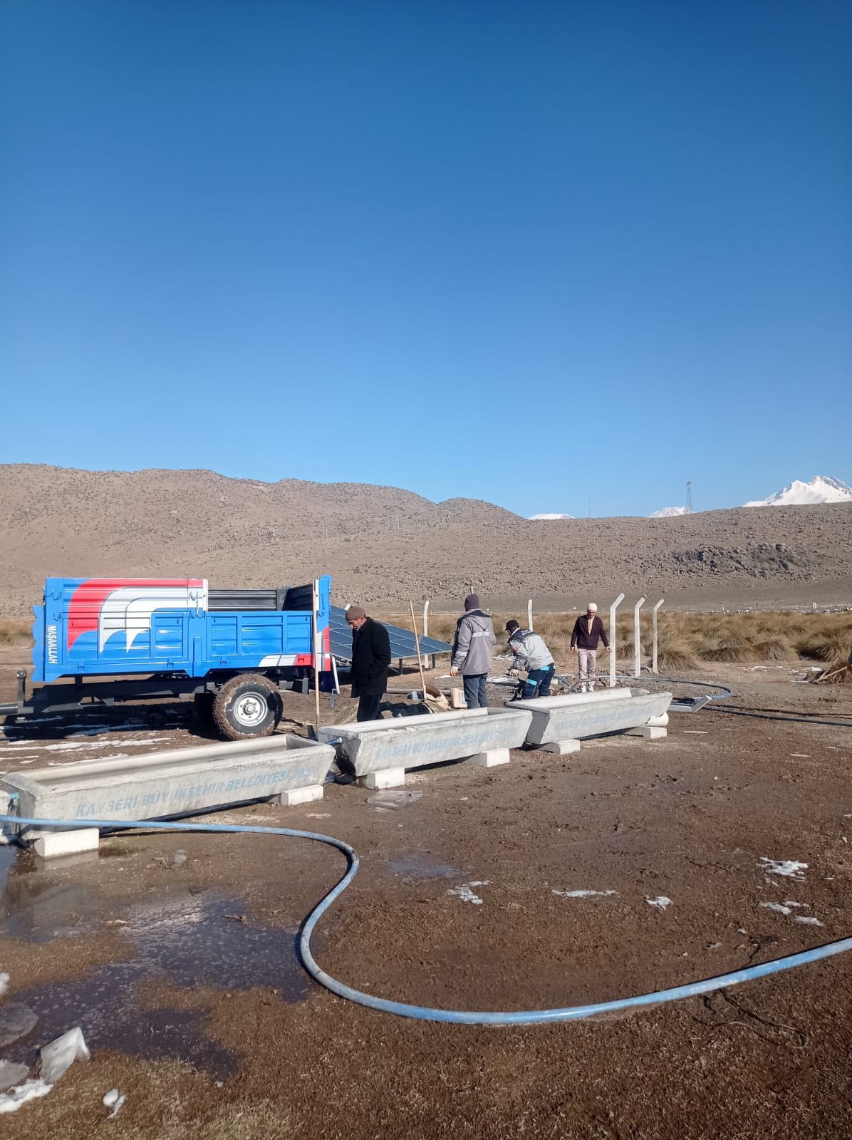 Belediye ekiplerimiz Şeyhşaban mahallesindeki Güneş Enerjimizin dış koruma telleri ekiplerimiz tarafından çekilerek koruma altına alındı. Hayvanlar için panel oluklar yerleştirildi. Hayırlı olsun.