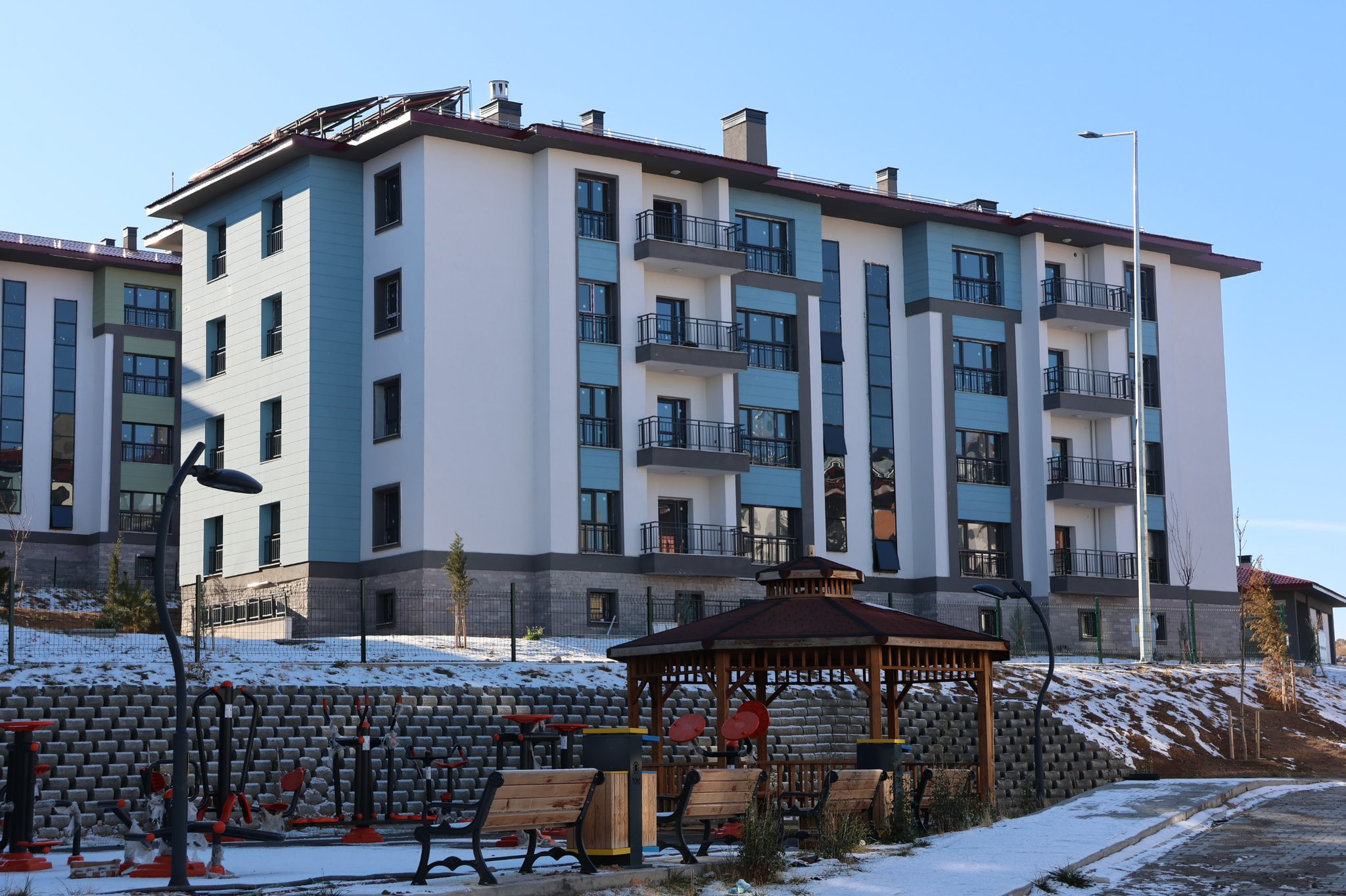 Çevre Şehircilik Bakanlığına bağlı TOKİ Başkanlığı tarafından Garipçe Mahallemize yapılan TOKİ konutlarımız teslim edilerek ailelerimiz sıcak yuvasına kavuşturuldu. Hayırlı olsun…