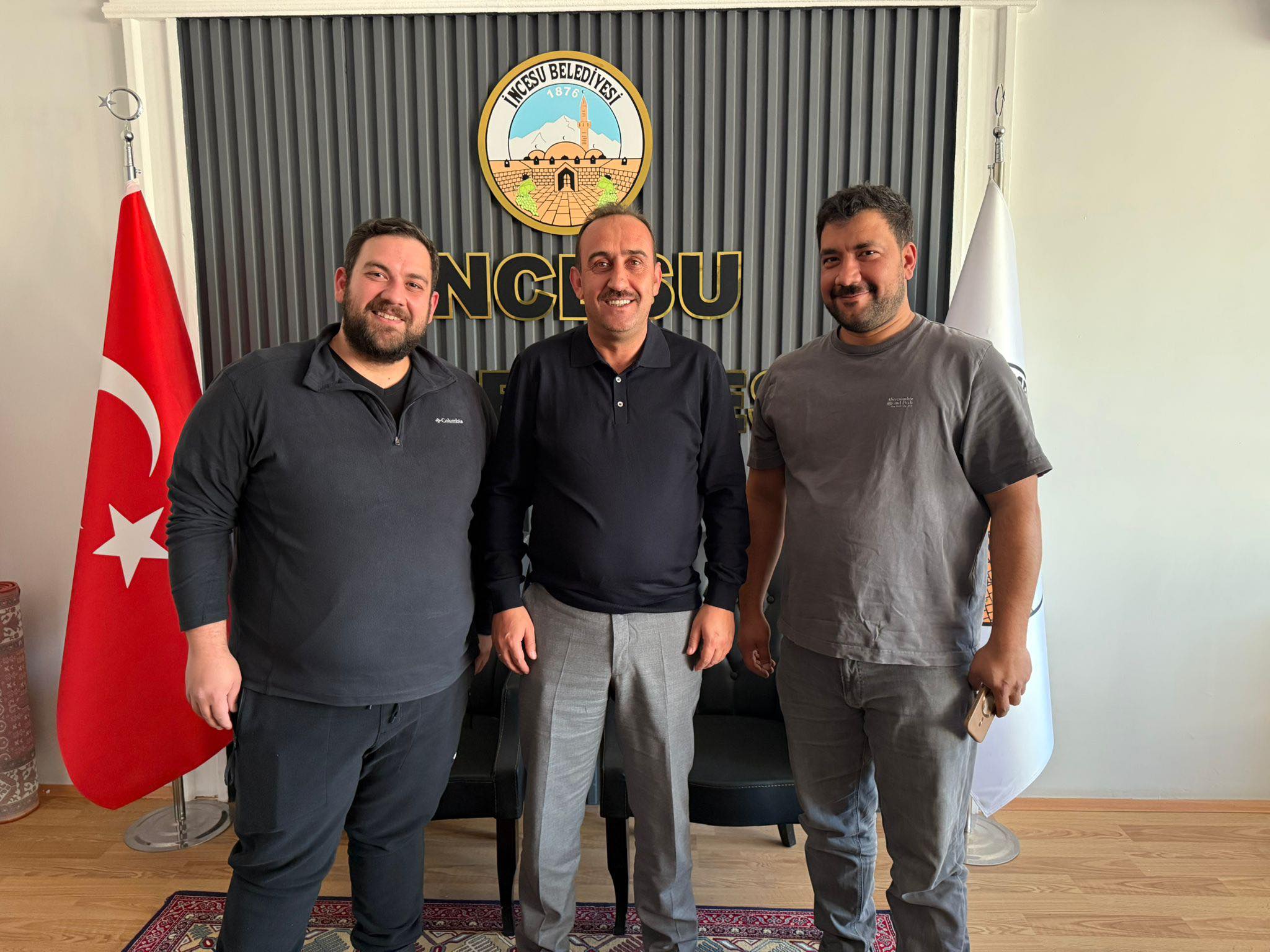İncesu OSB’ye yatırım yaparak birçok kişiye istihdam kapısı oluşturacak hemşehrilerimiz BAYER Kozmetik Yönetim Kurulu üyeleri Sn. Resul Bayer ve Sn. Ali Emre Bayer, Belediye Başkanımız Av. Mustafa İLMEK’i ziyaret etti.