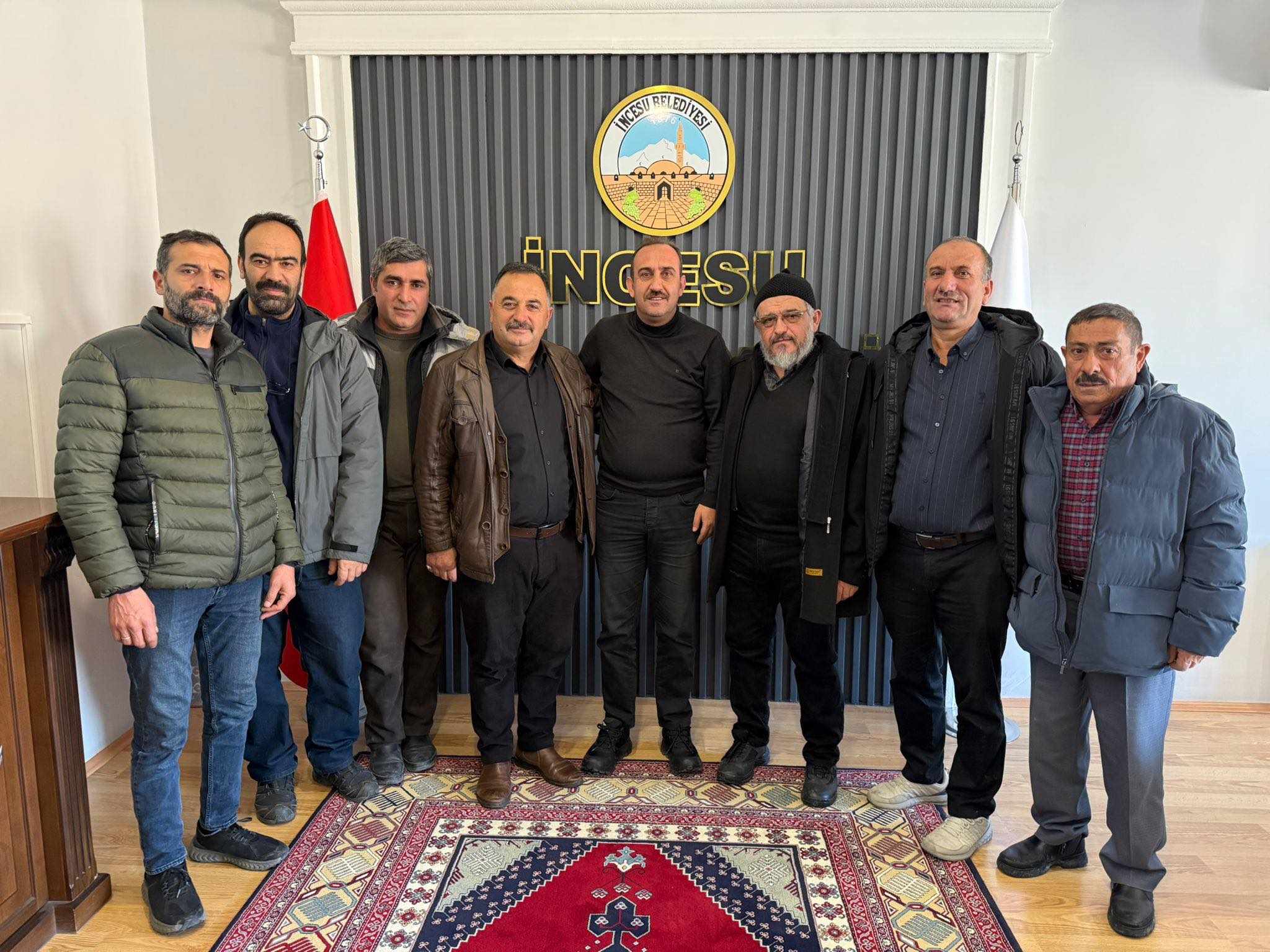 Kutsal topraklardan dönen Hamurcu mahallemizin kıymetli Muhtarı Sn. Ali DİNÇER ve Bedir Bağlarının değerli sakinleri Belediye Başkanımız Av. Mustafa İLMEK’i ziyaret etti.