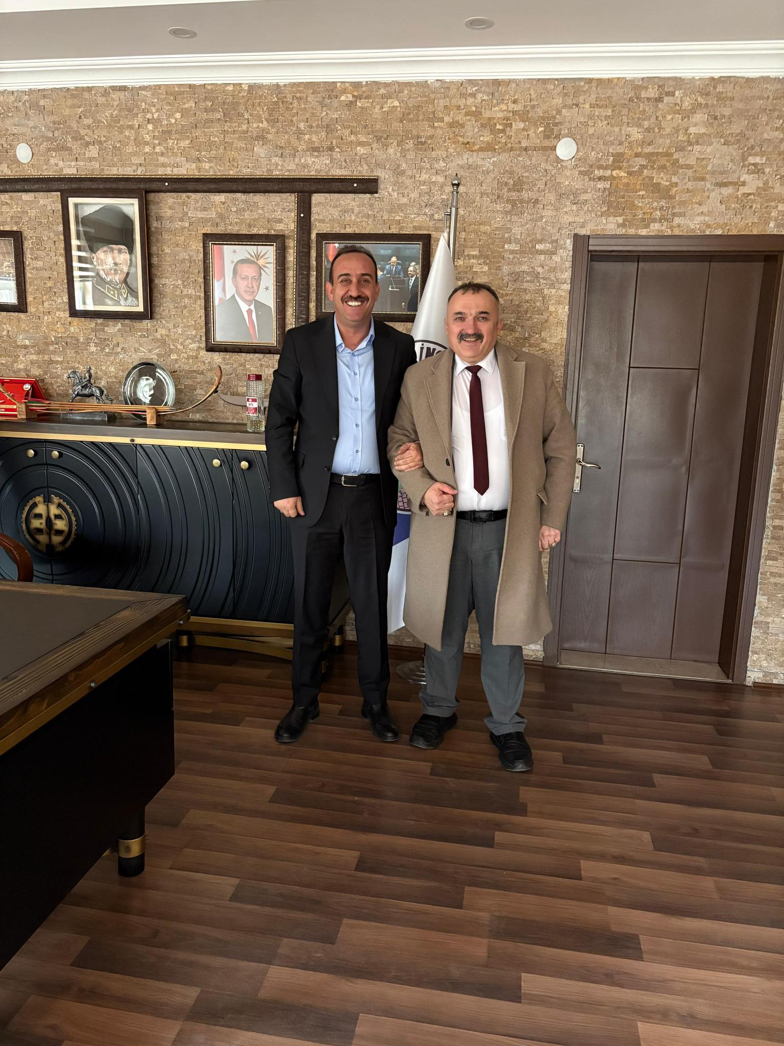 İlçemizin kıymetli esnaflarından Sn. Mustafa BOZKURT, Belediye Başkanımız Av. Mustafa İLMEK’i makamında ziyaret etti. Nazik ziyaretleri için teşekkür ederiz.