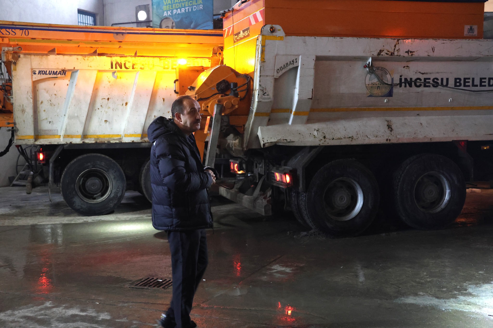 Belediyemiz Fen İşleri Müdürlüğüne bağlı Karla Mücadele ekiplerimiz planlama doğrultusunda ilçemizde etkili olan karla aralıksız mücadelesini sürdürmektedir.