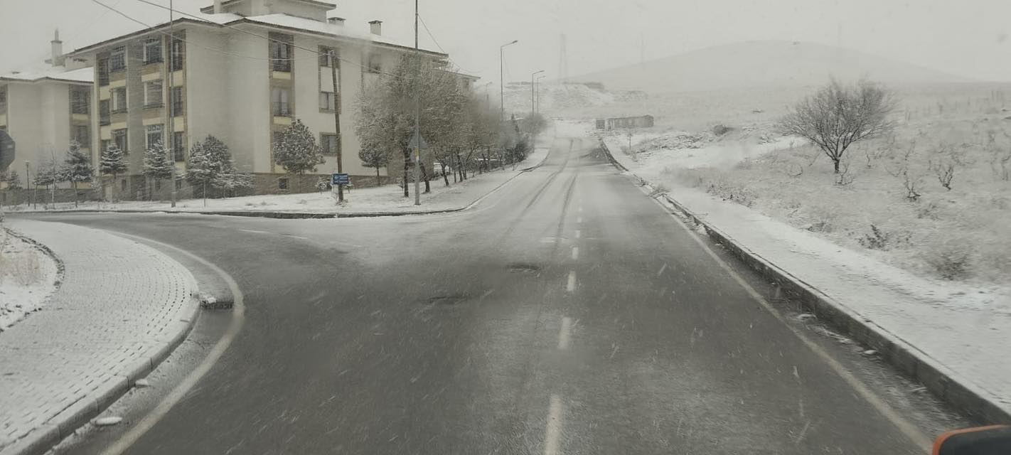 Sorunsuz ve kesintisiz ulaşım için kar küreme ve tuzlama çalışmalarımız devam etmektedir.