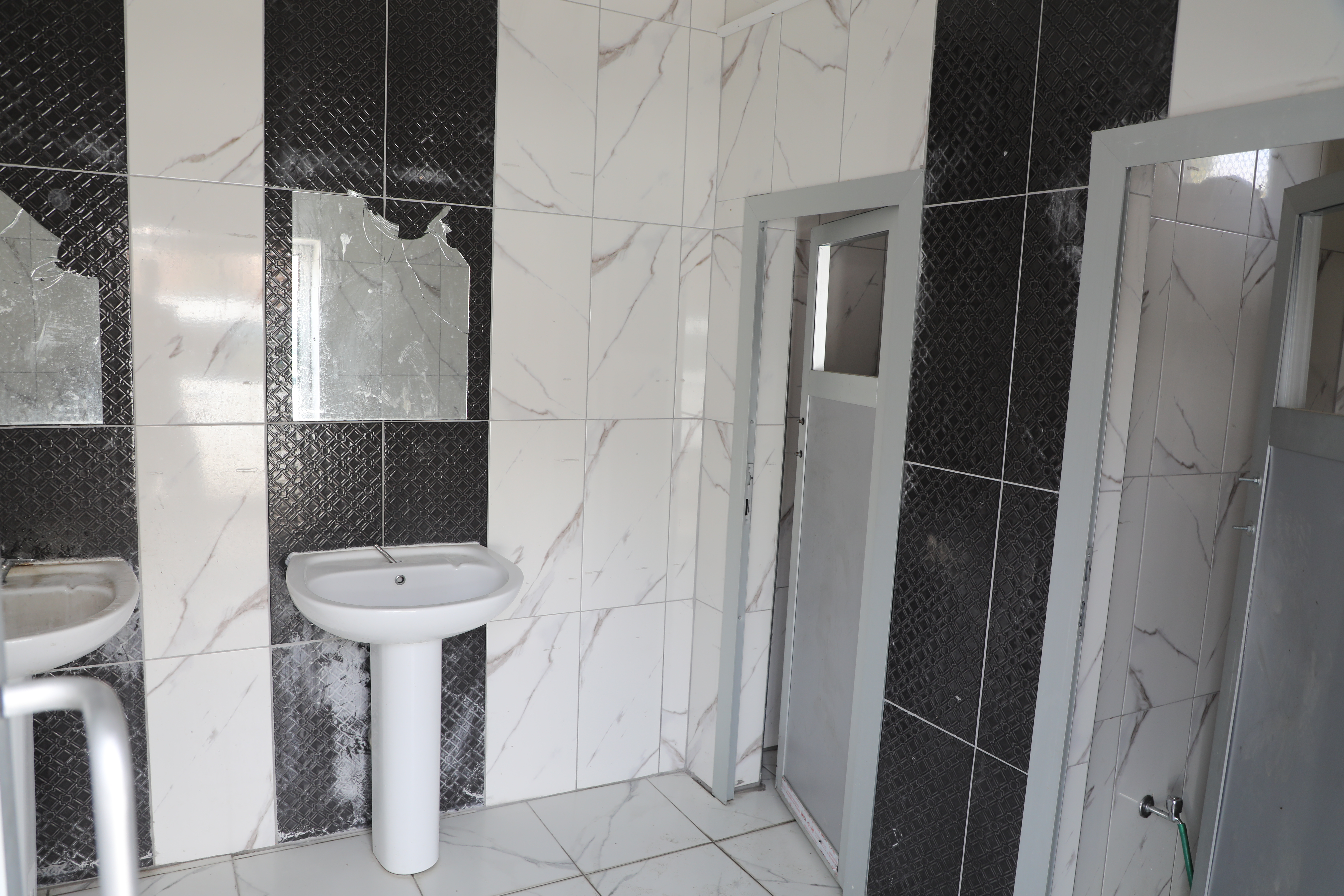 Devlet malına zarar veren milletine ihanet edendir.