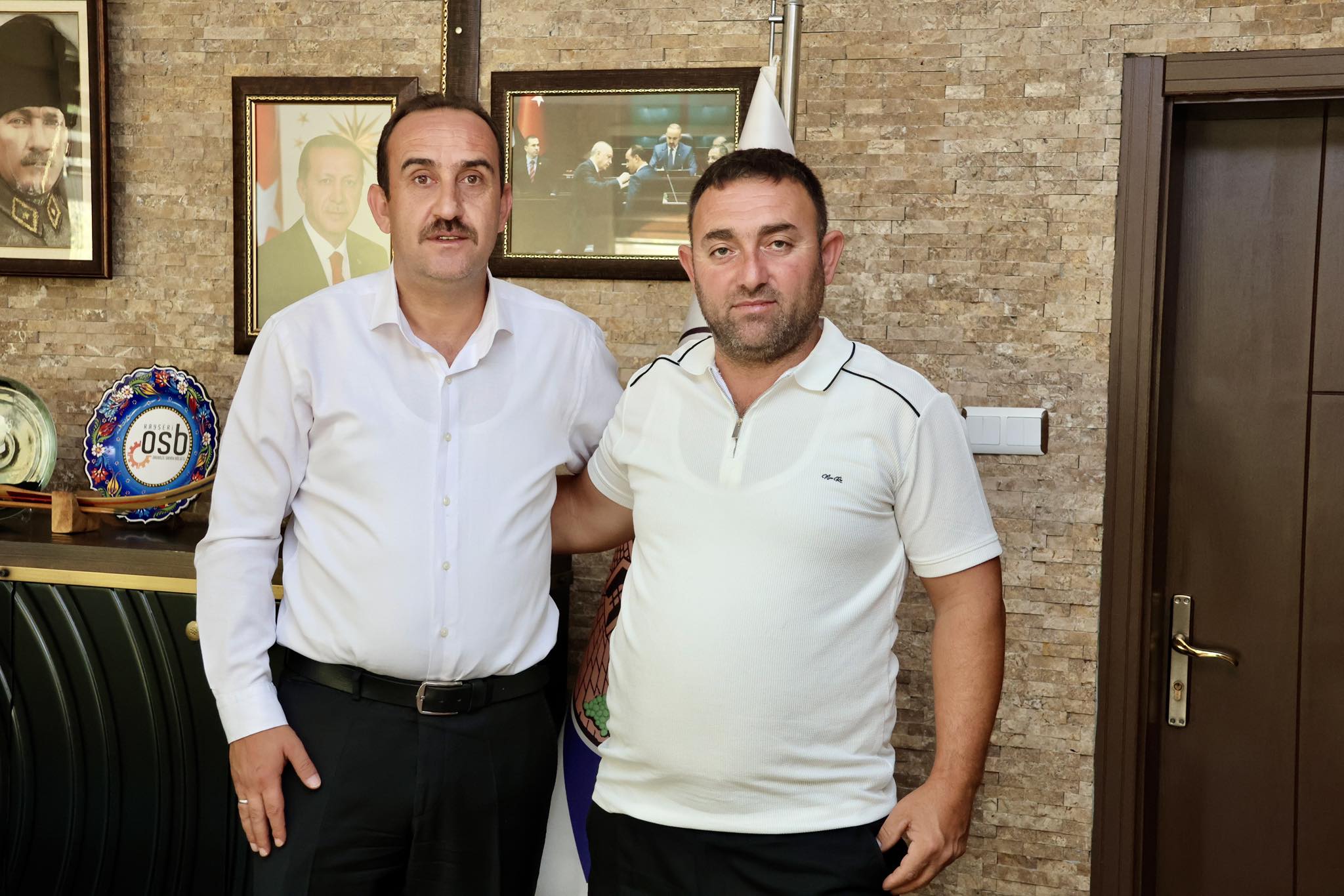 Üçkuyu Mahalle Muhtarımız Sn. Hasan ÖZ, Belediye Başkanımız Av. Mustafa İLMEK’i makamında ziyaret ederek mahallemizde yapılacak çalışmalarla ilgili istişare yaptı.