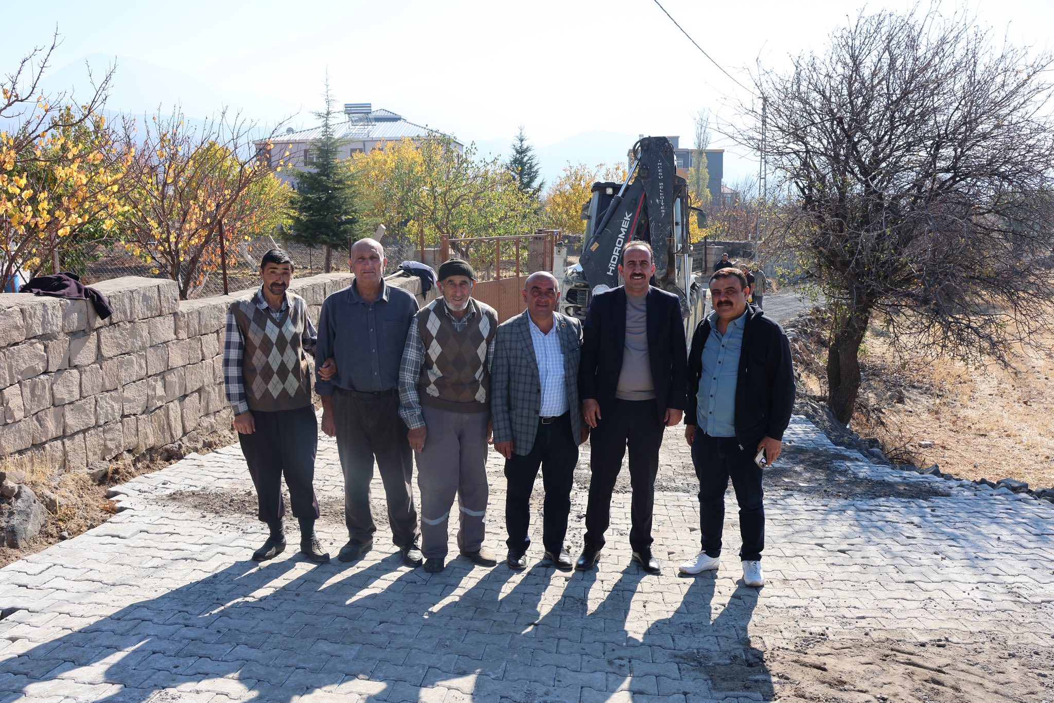 Belediye Başkanımız Av. Mustafa İLMEK, Kızılören Mahallesinde yürütülen parke çalışmalarını yerinde inceledi. Bir yandan ilçenin çehresini değiştirmek için yoğun çaba sarf ederken diğer yandan da vatandaşlarımızla olan gönül bağımızı, samimiyetimizi daha 